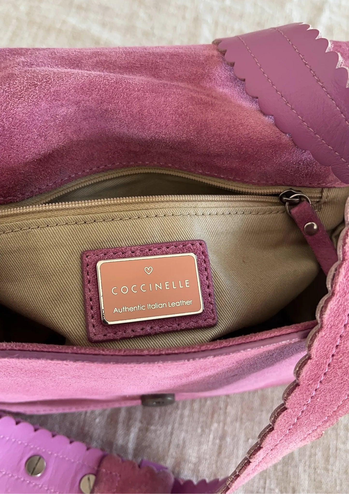 Coccinelle-skinnaxelremsväska