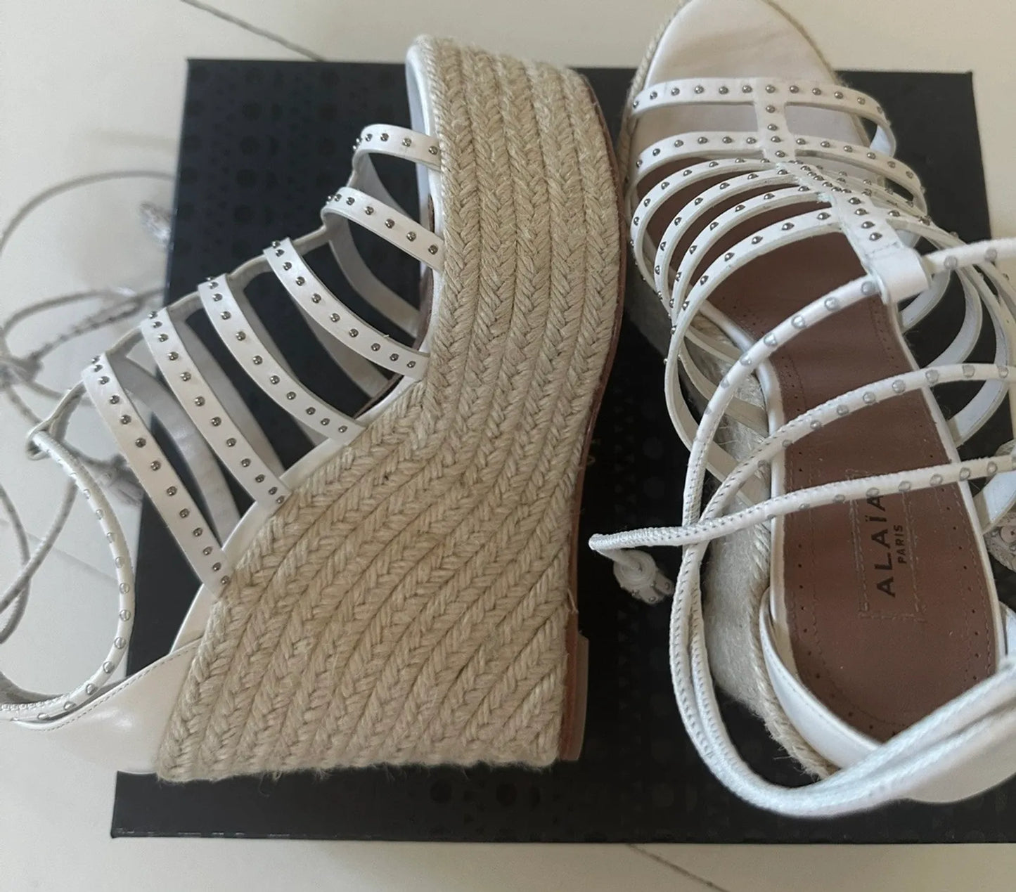 Alaïa Ladies Veau1 Bande Clou White Espadrille Wedge Heels Heels