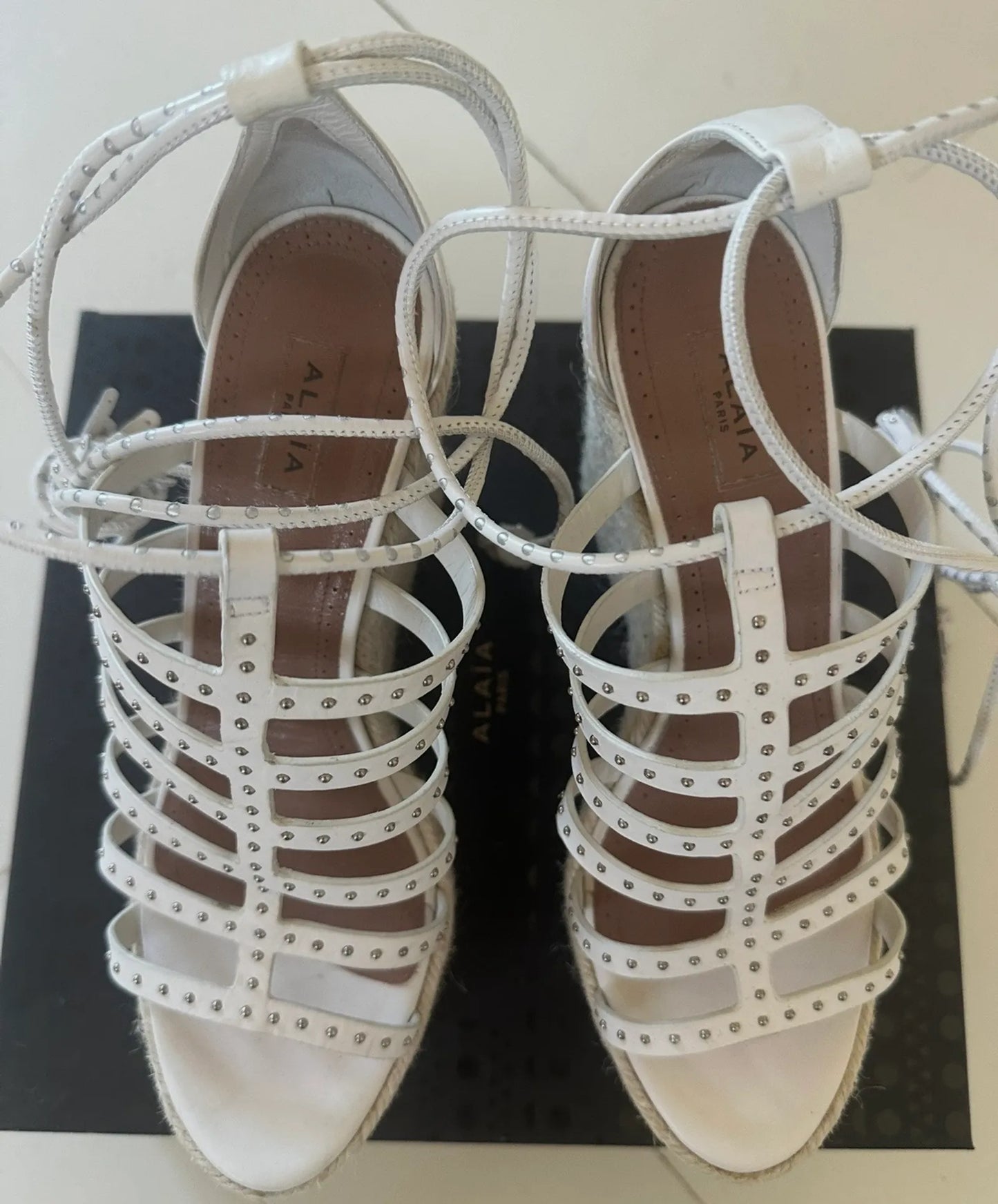 Alaïa Ladies Veau1 Bande Clou White Espadrille Wedge Heels Heels