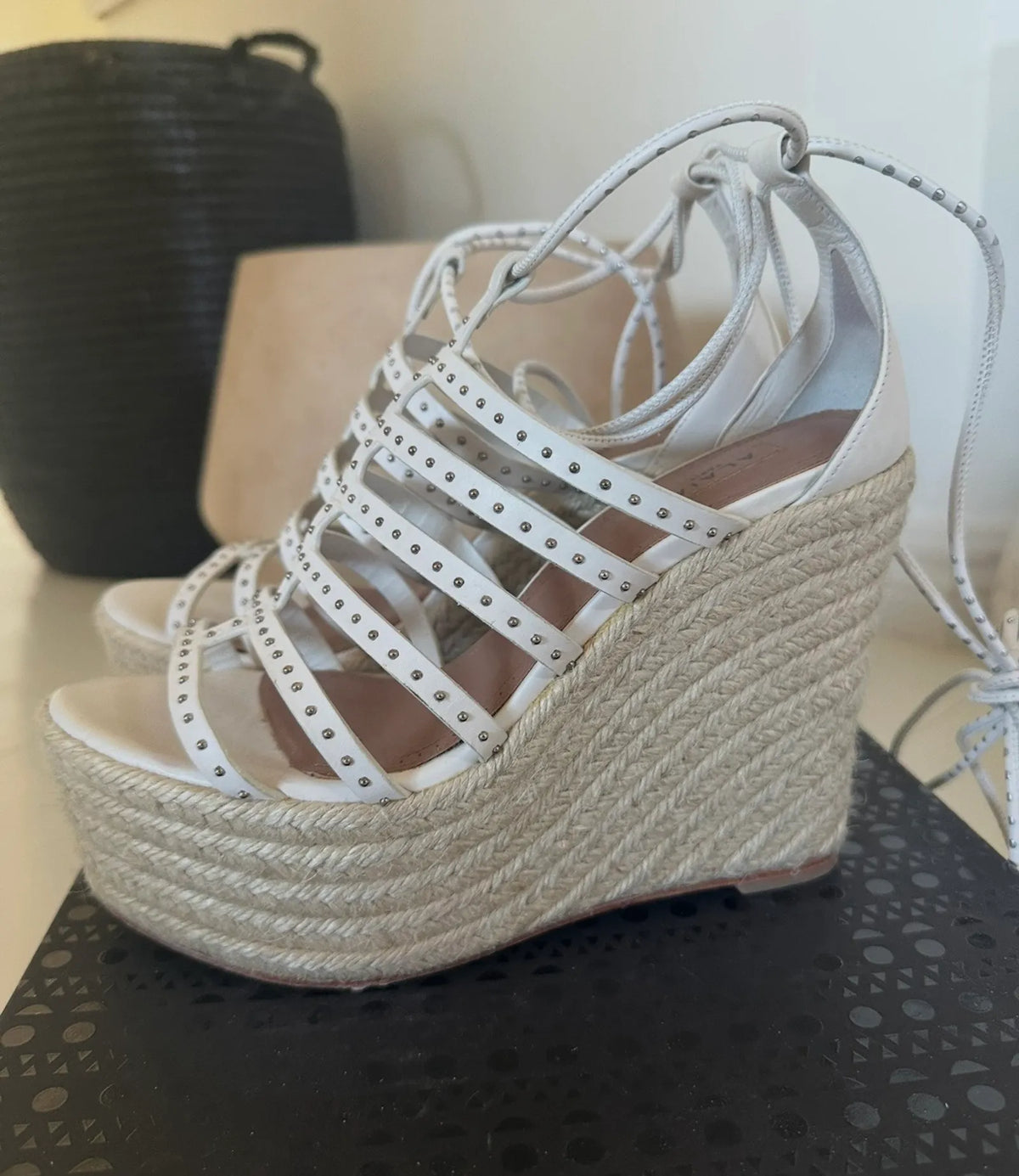 Alaïa Ladies Veau1 Bande Clou White Espadrille Wedge Heels Heels