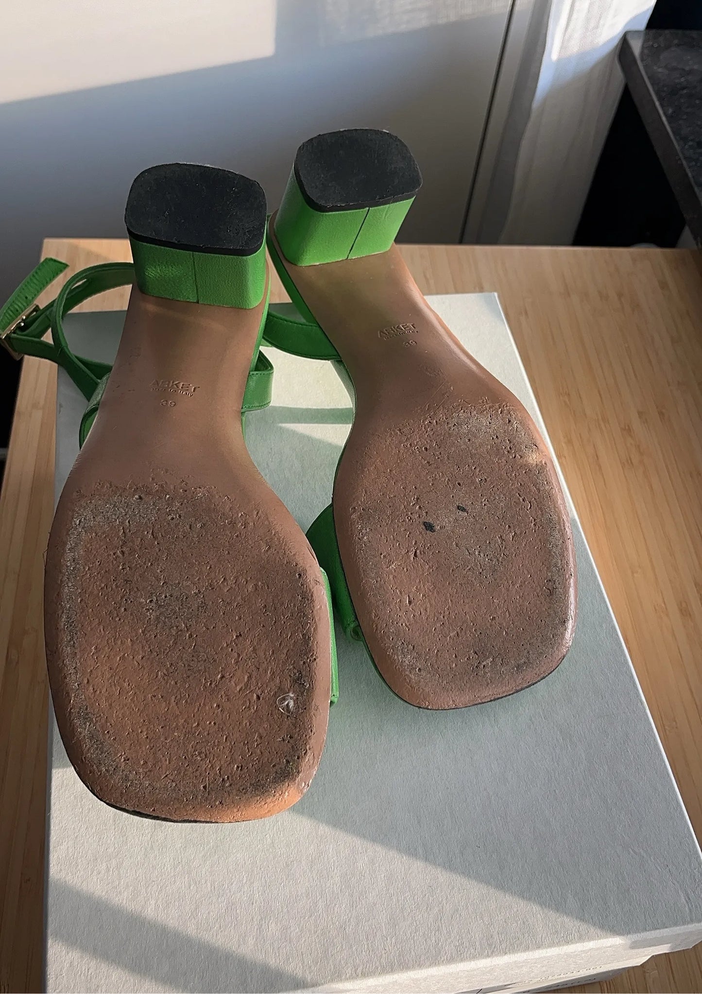 Arket-skinnsandaler