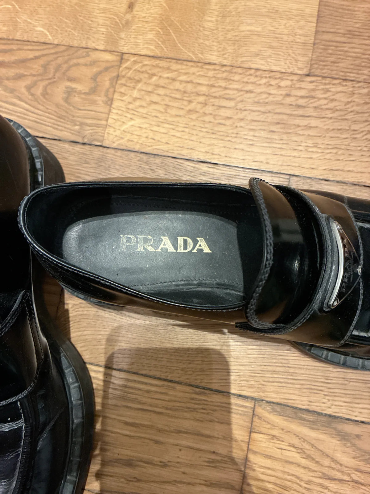 Prada-skinnloafers