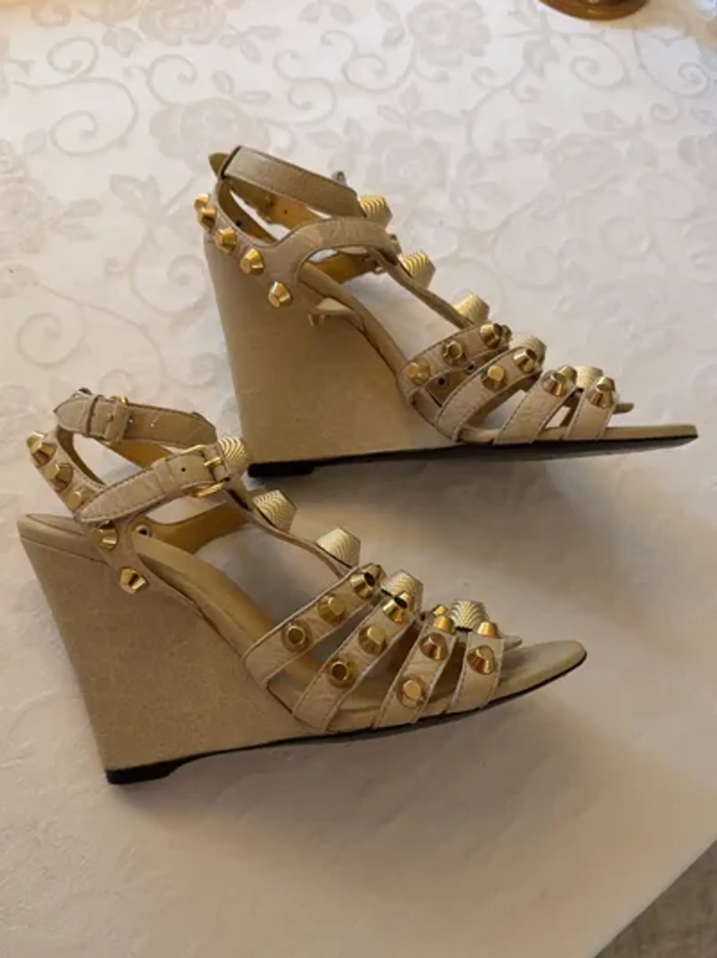 Balenciaga Arena Studded Gladiator Wedge-skinnsandaler NWOT