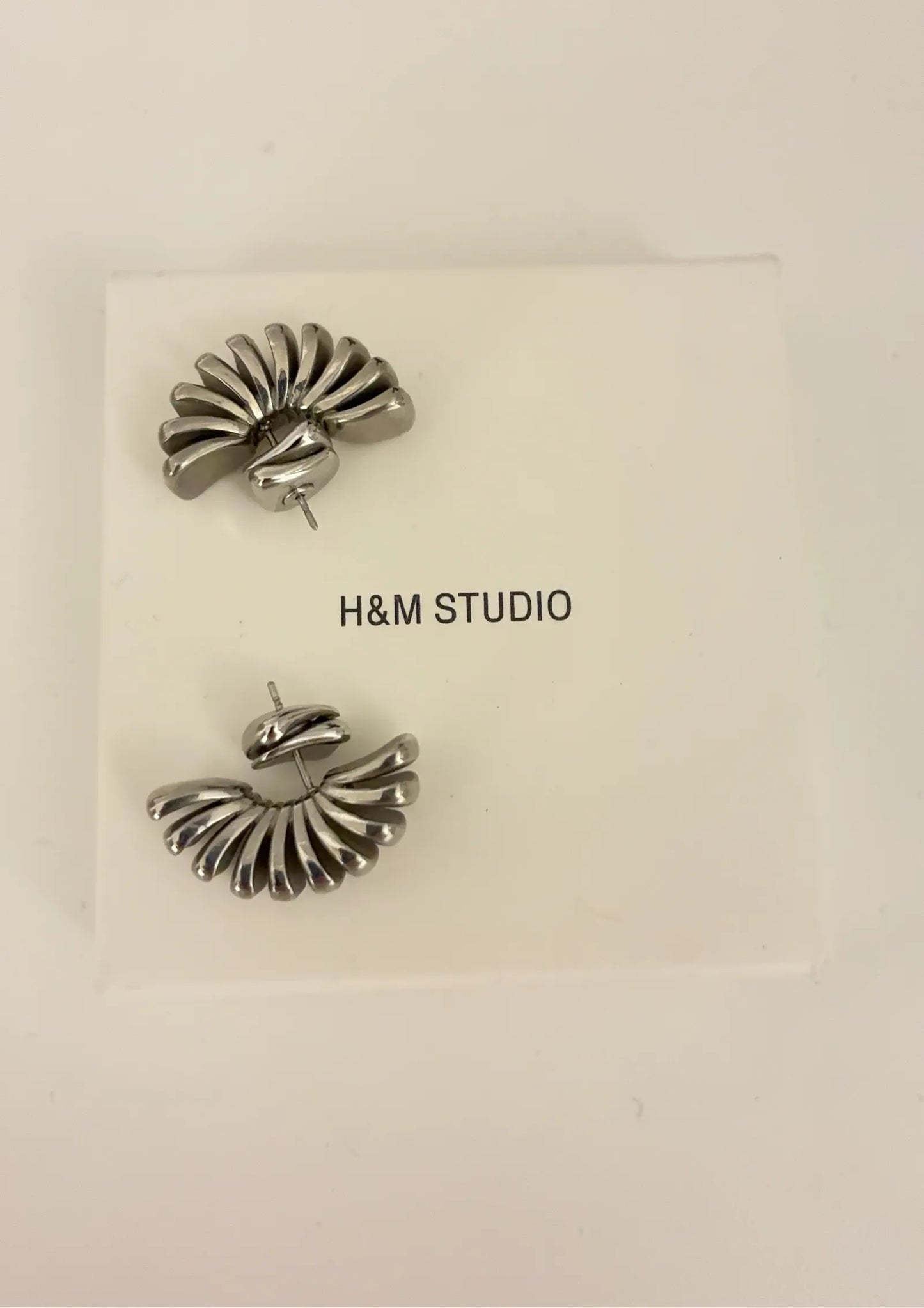 H&M Studio-örhänge NWOT