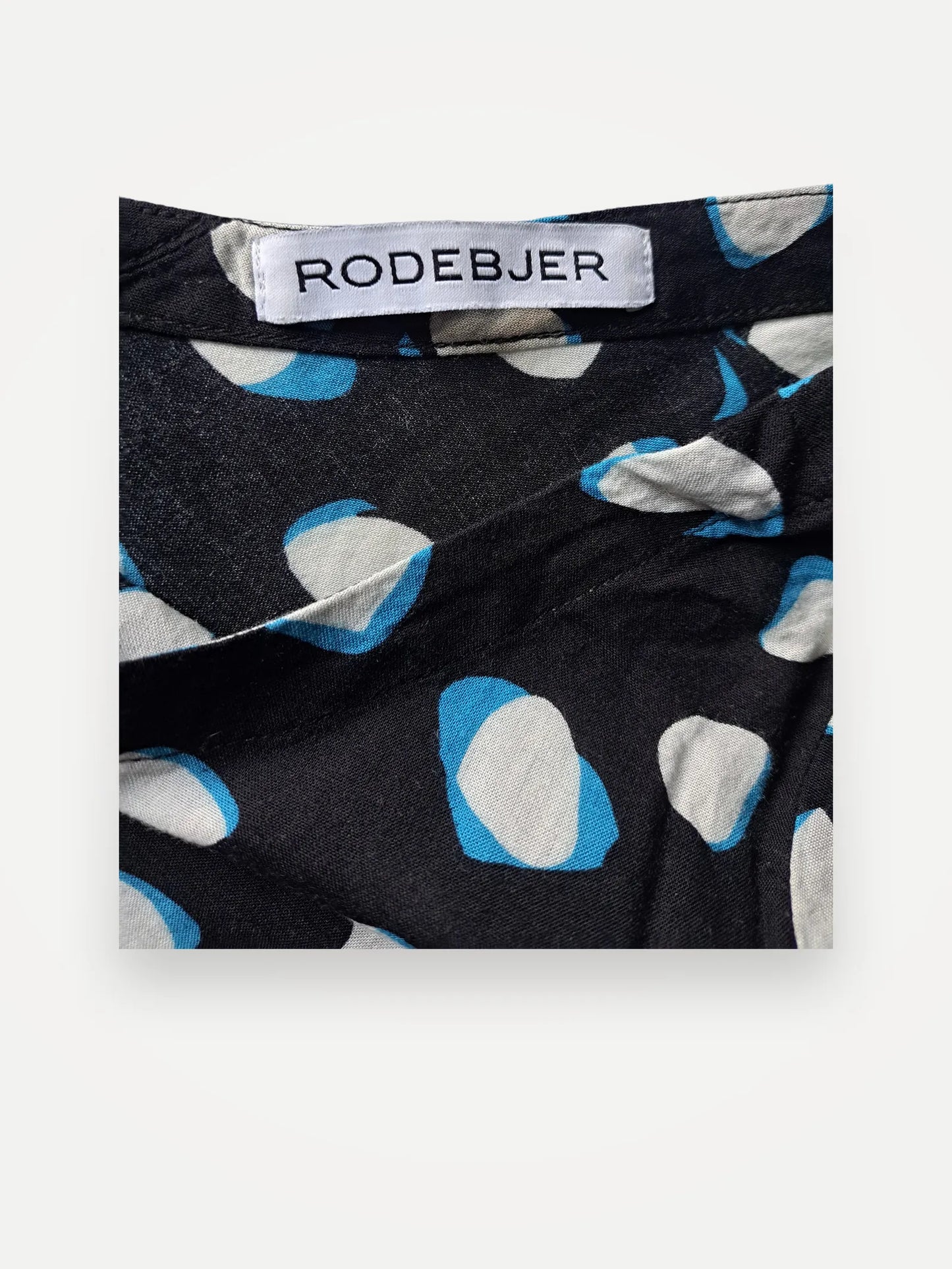Rodebjer Hamada Nut, Med Knappning I Rygg. Blouse