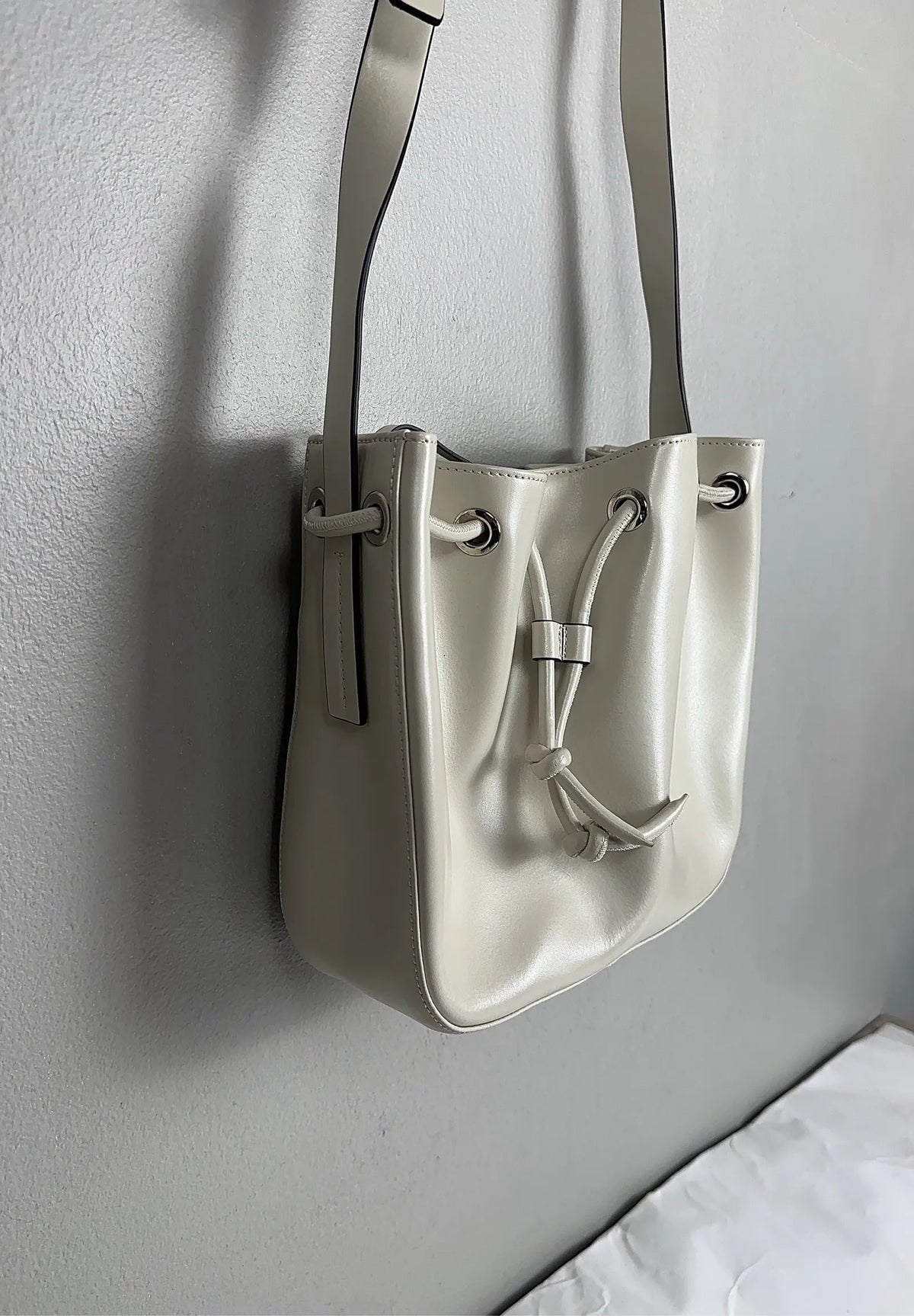 Theory-skinnaxelremsväska