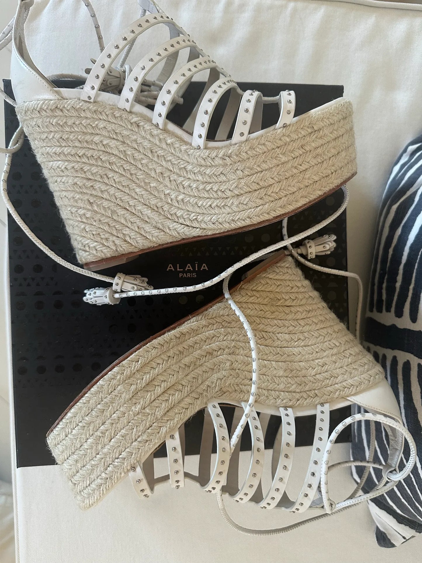 Alaïa Ladies Veau1 Bande Clou White Espadrille Wedge Heels Sandals