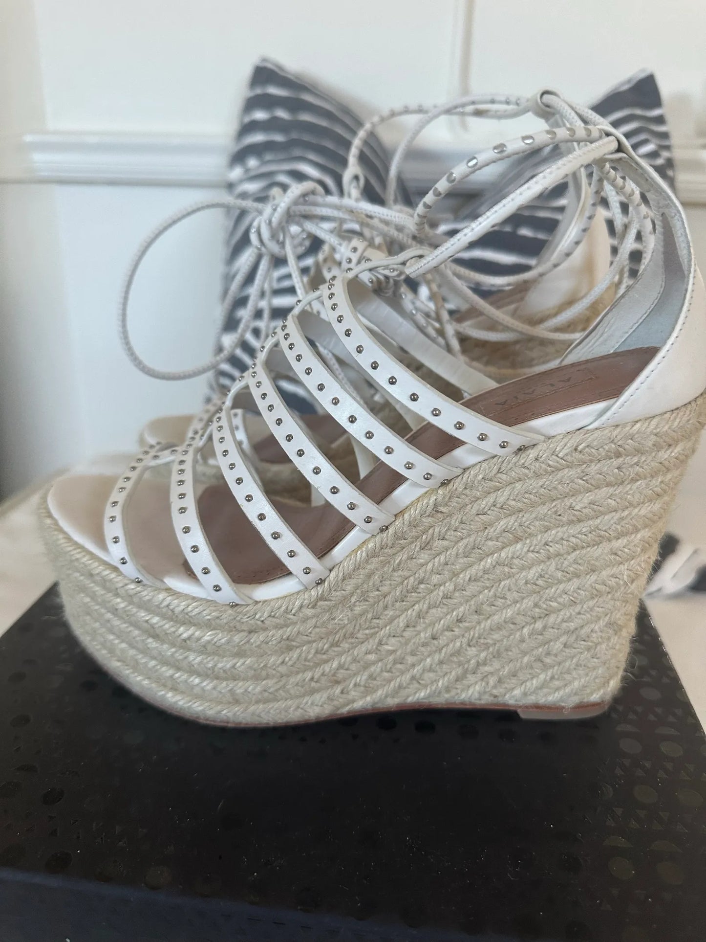 Alaïa Ladies Veau1 Bande Clou White Espadrille Wedge Heels Sandals