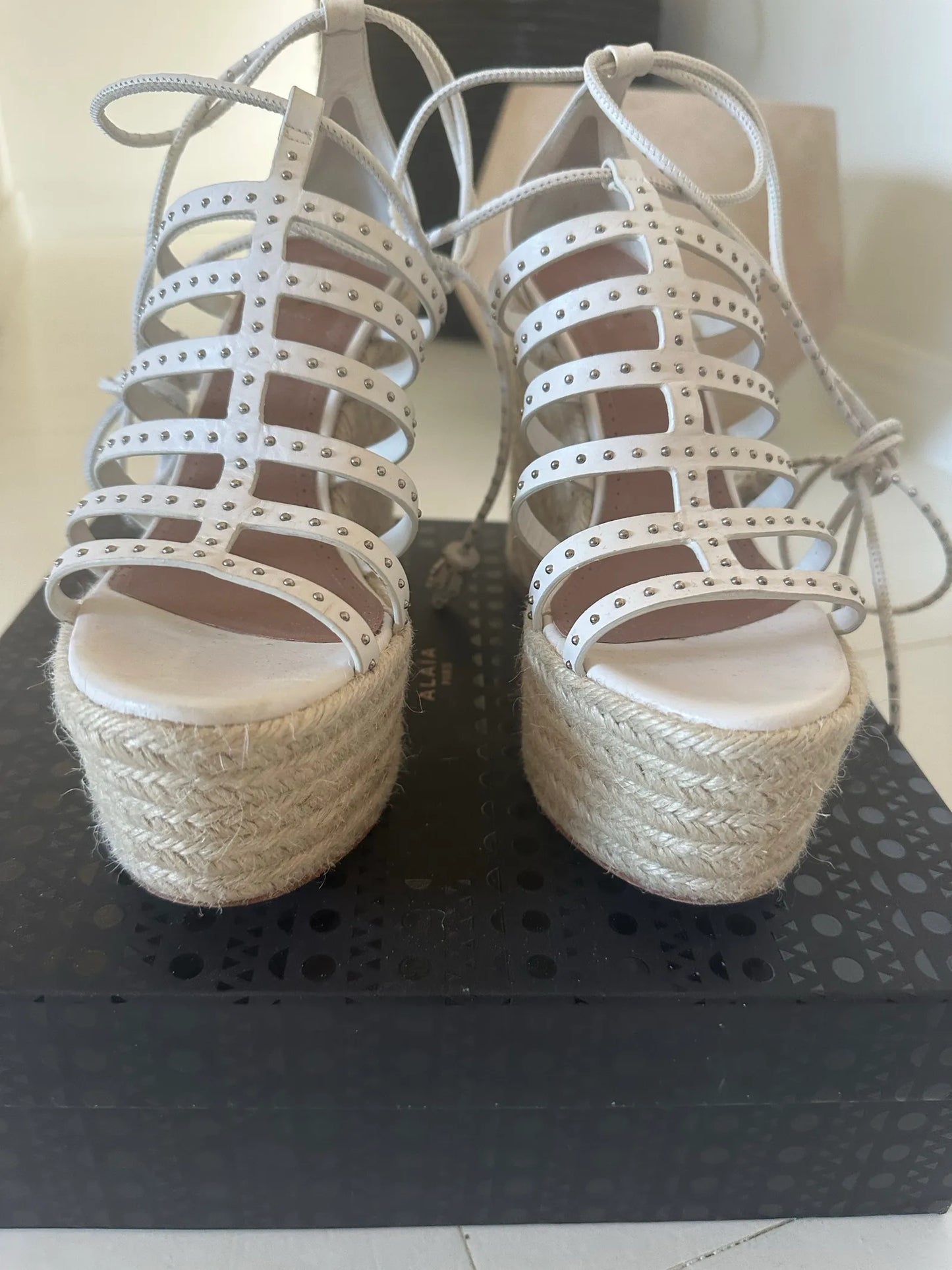 Alaïa Ladies Veau1 Bande Clou White Espadrille Wedge Heels Sandals