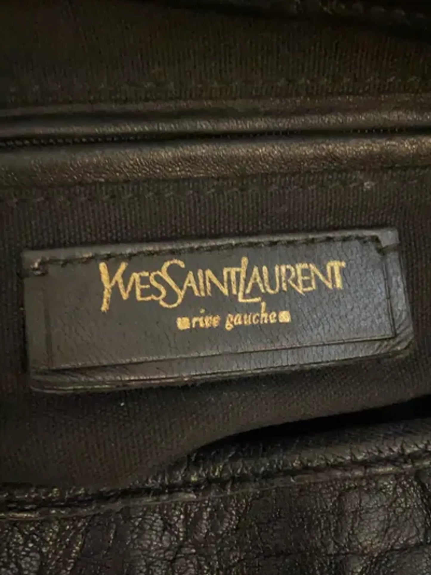 Yves Saint Laurent-skinnaxelremsväska