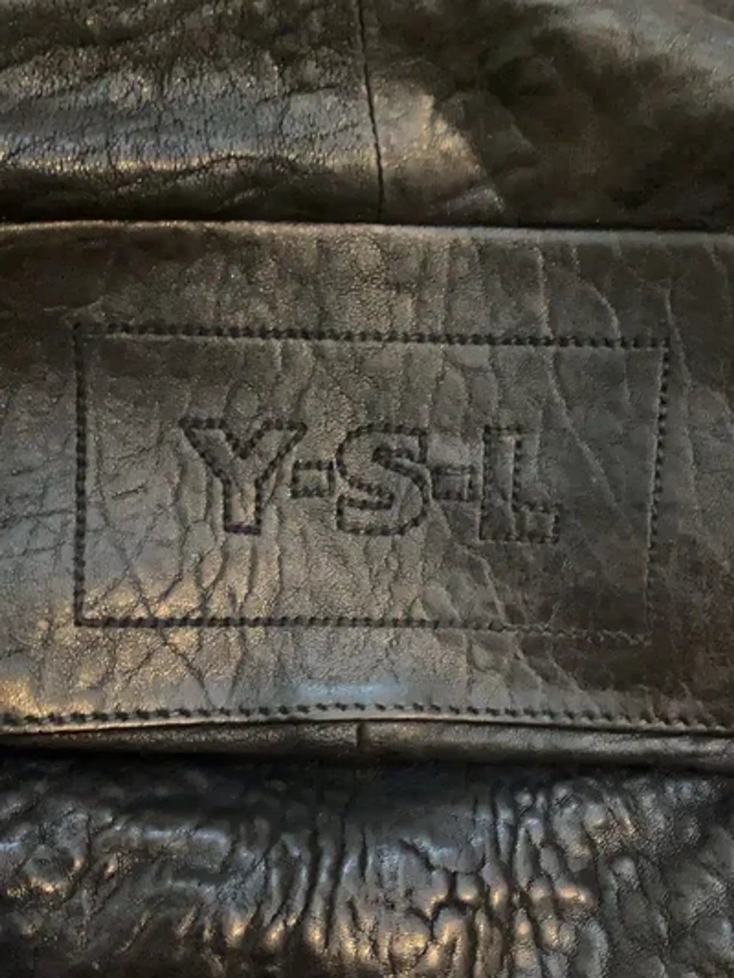 Yves Saint Laurent-skinnaxelremsväska