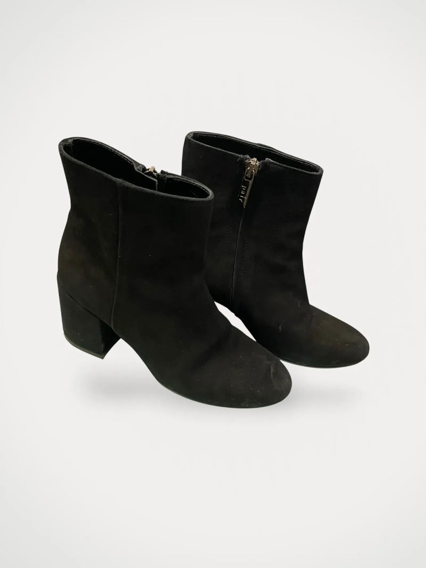 Apair-boots
