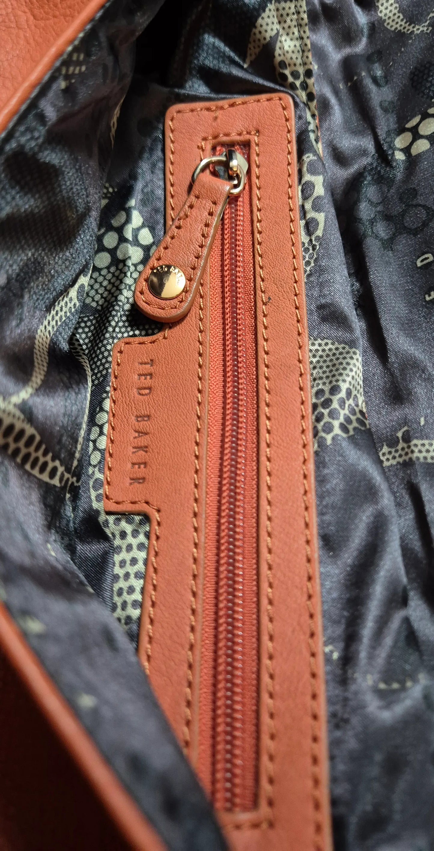 Ted Baker-skinnkuvertväska