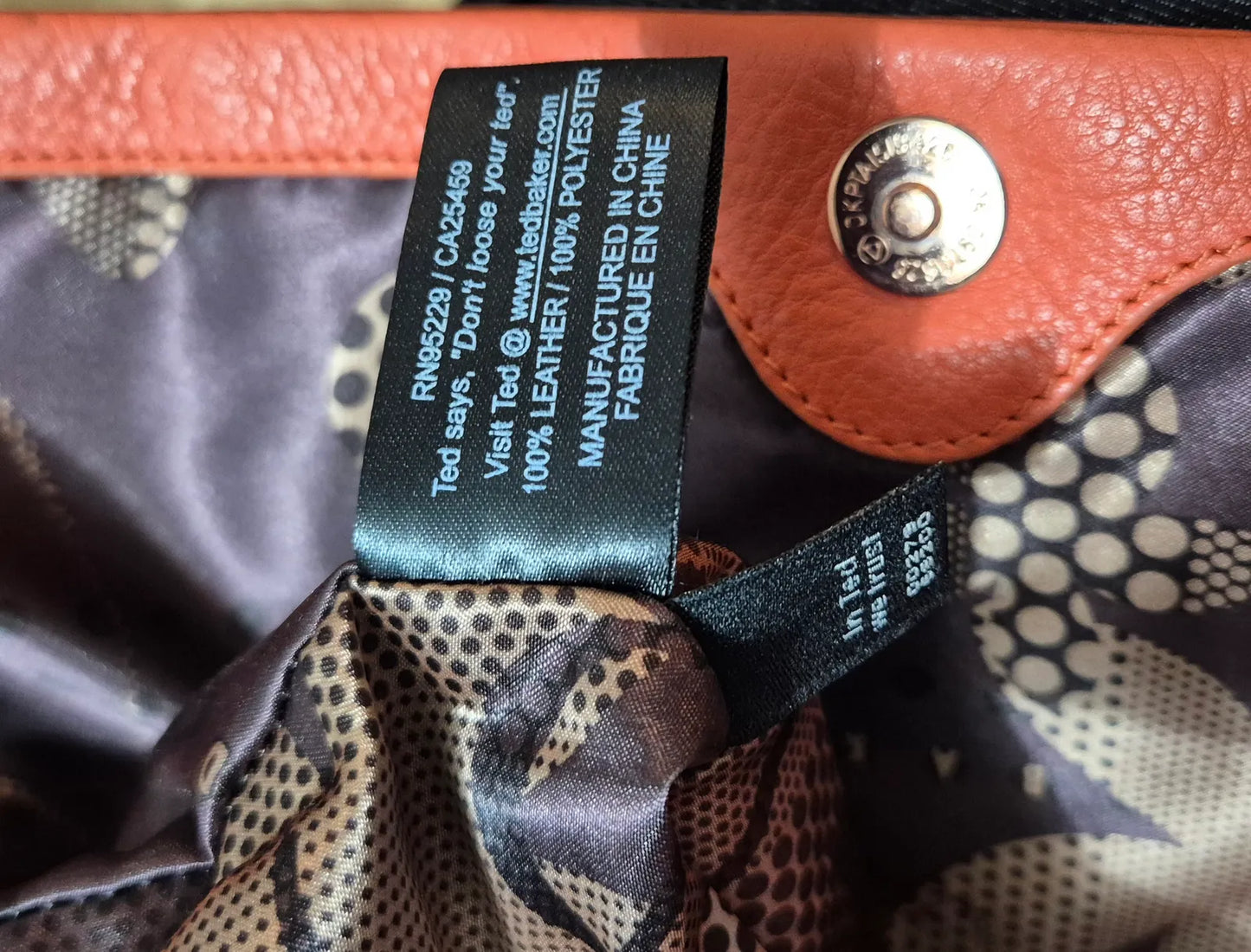 Ted Baker-skinnkuvertväska