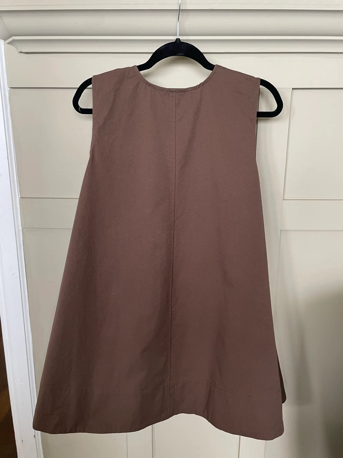Dissh Modell Gabby Bitter Choc Oversized Cotton Mini-klänning
