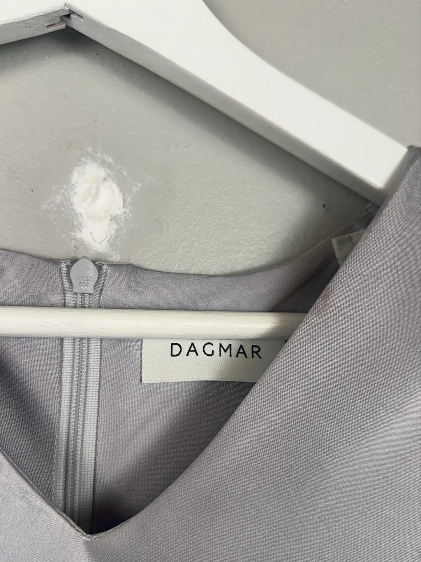 Dagmar Fluid V--klänning
