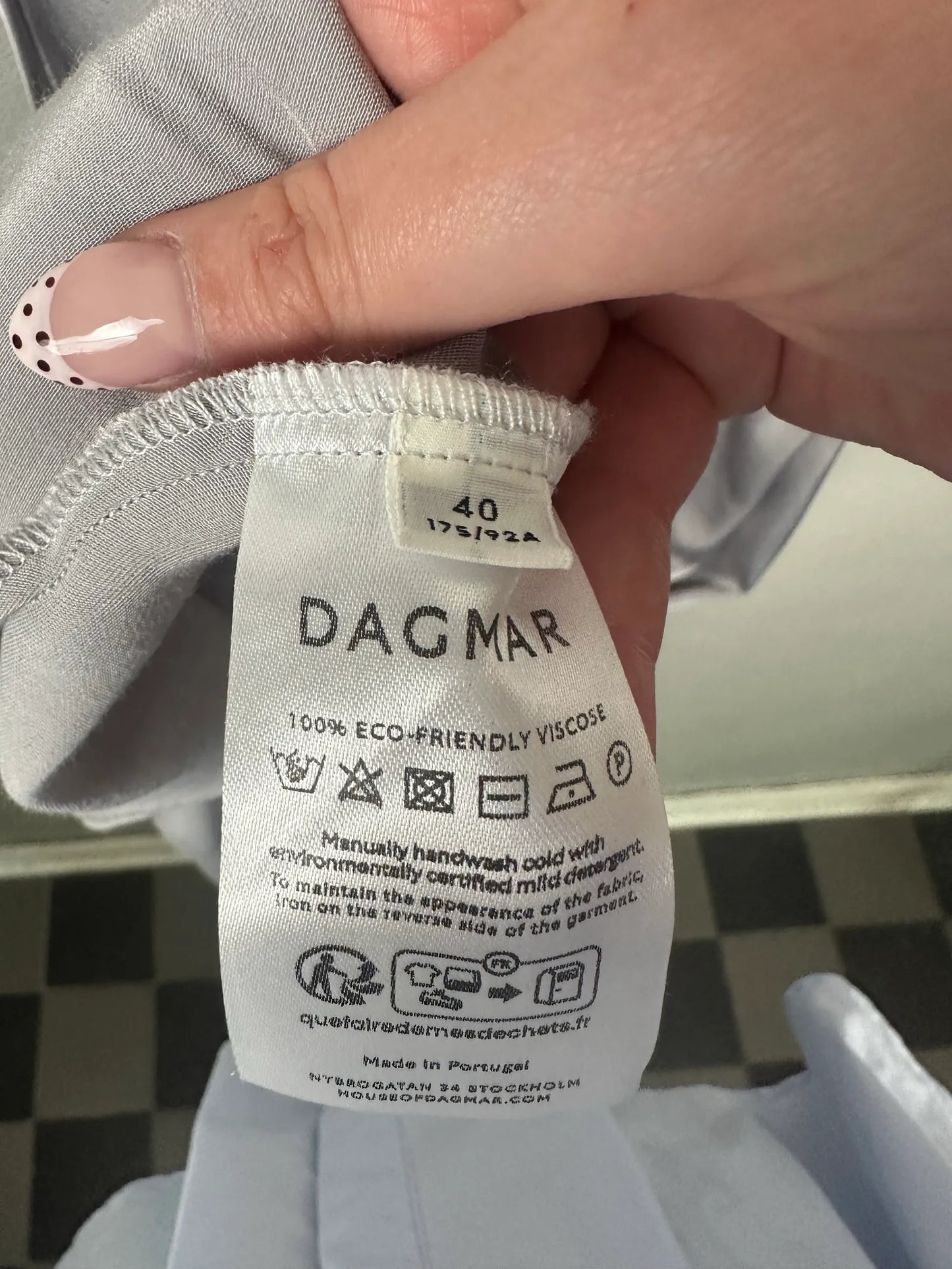 Dagmar Fluid V--klänning
