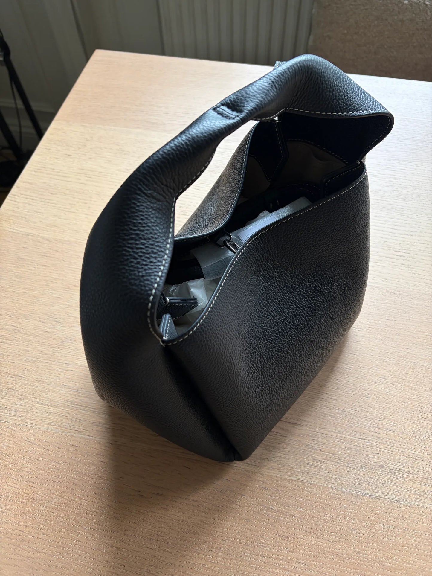 Toteme Bucket-skinnhandväska NWT
