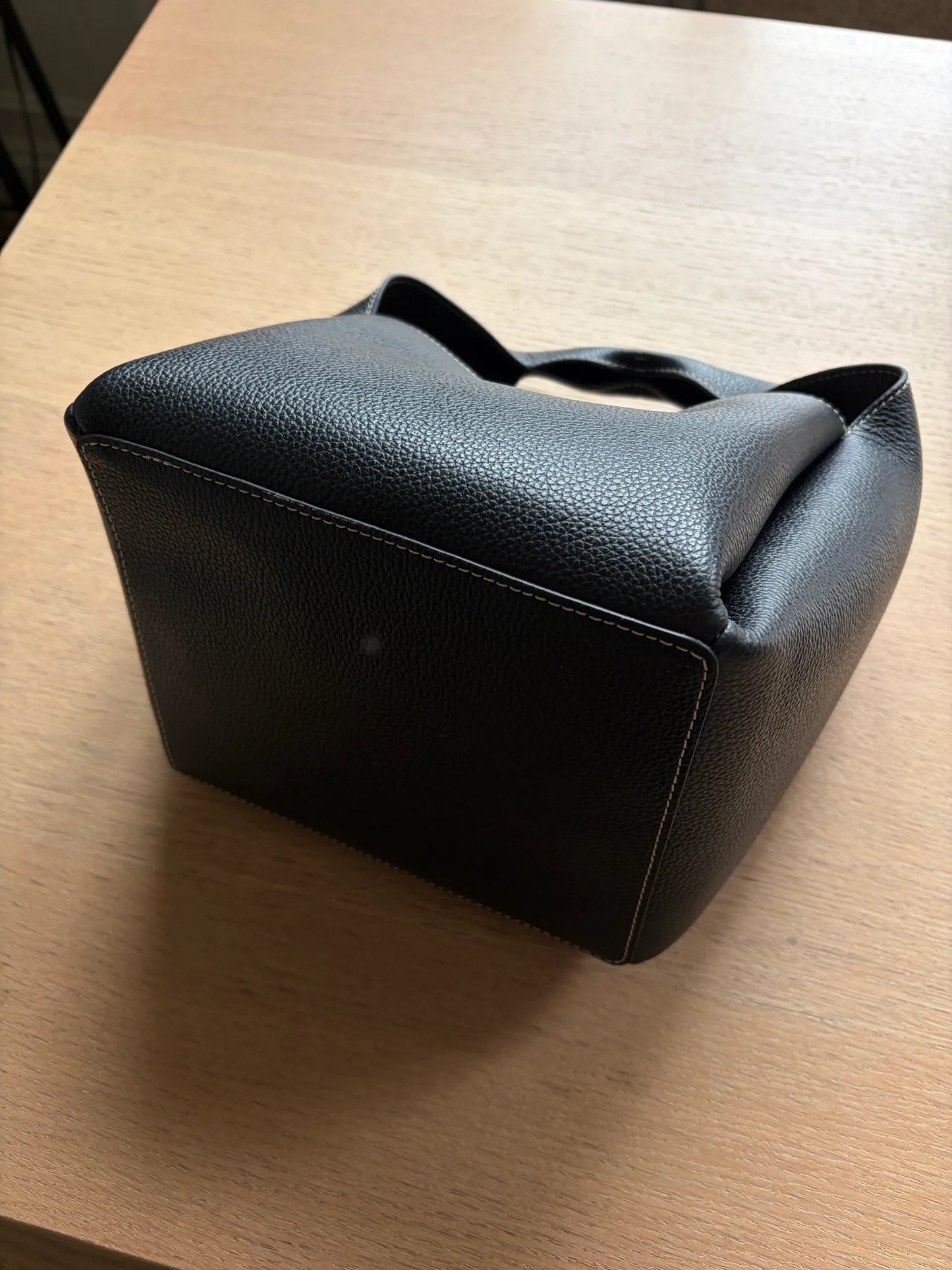 Toteme Bucket-skinnhandväska NWT