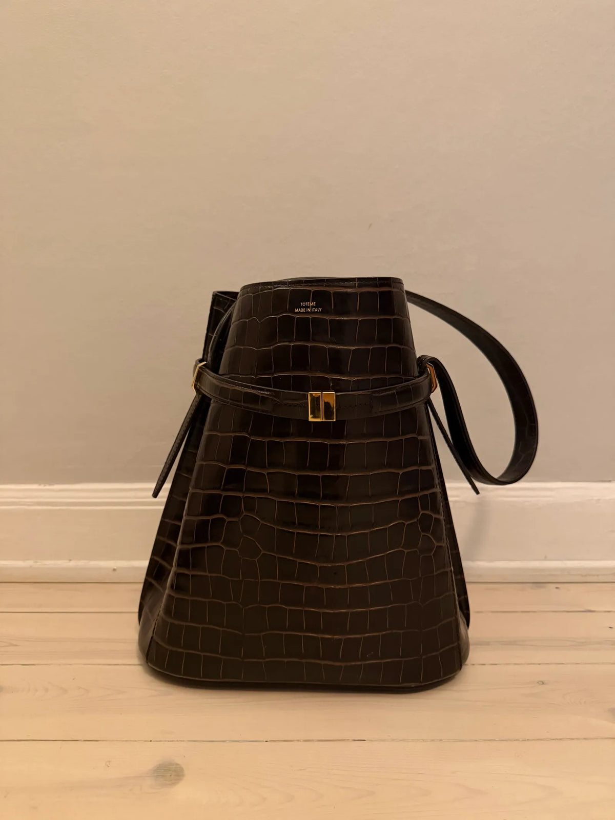 Toteme Croco-embossed Bucket In Dark Brown-skinnaxelremsväska