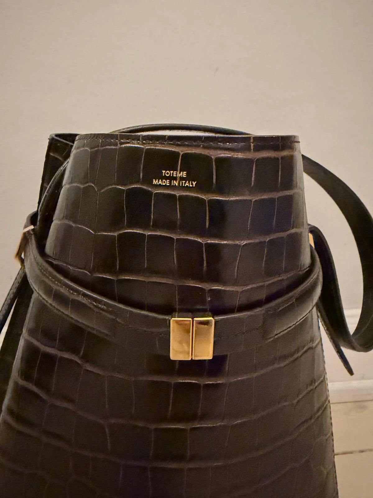 Toteme Croco-embossed Bucket In Dark Brown-skinnaxelremsväska