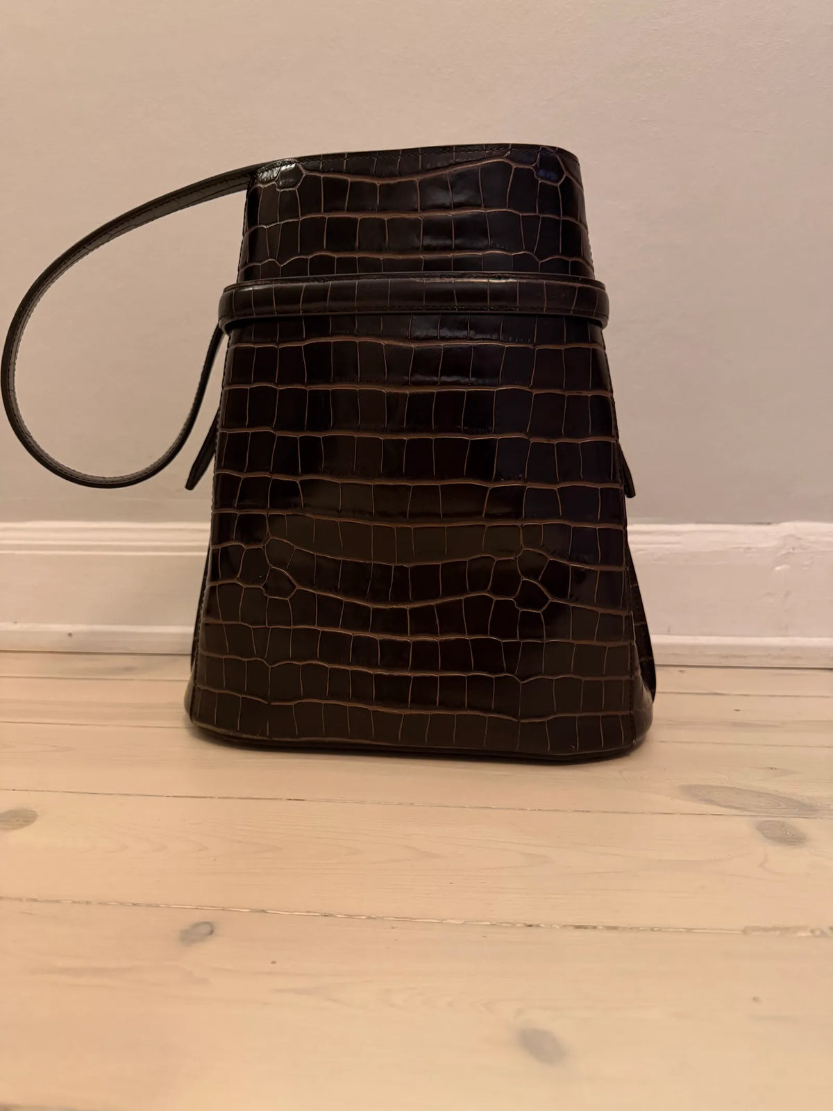 Toteme Croco-embossed Bucket In Dark Brown-skinnaxelremsväska