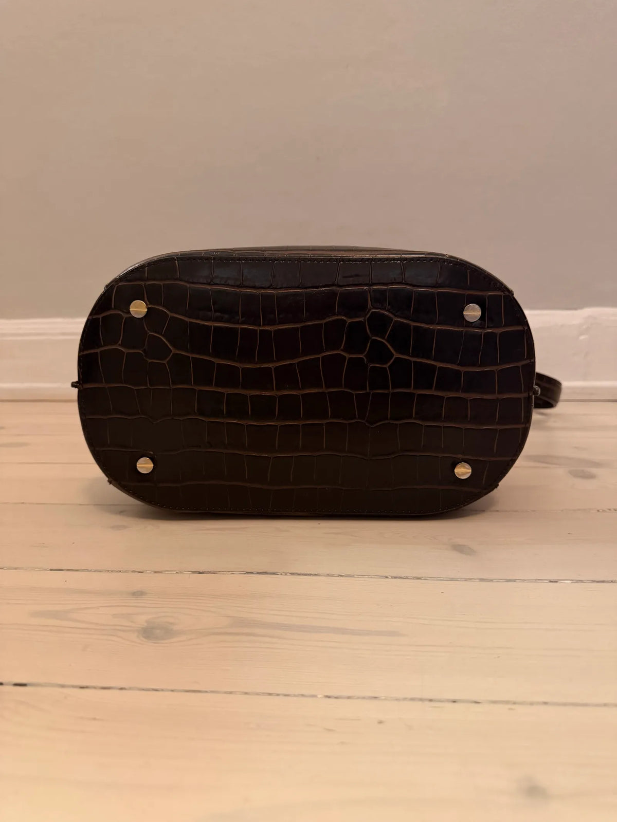 Toteme Croco-embossed Bucket In Dark Brown-skinnaxelremsväska