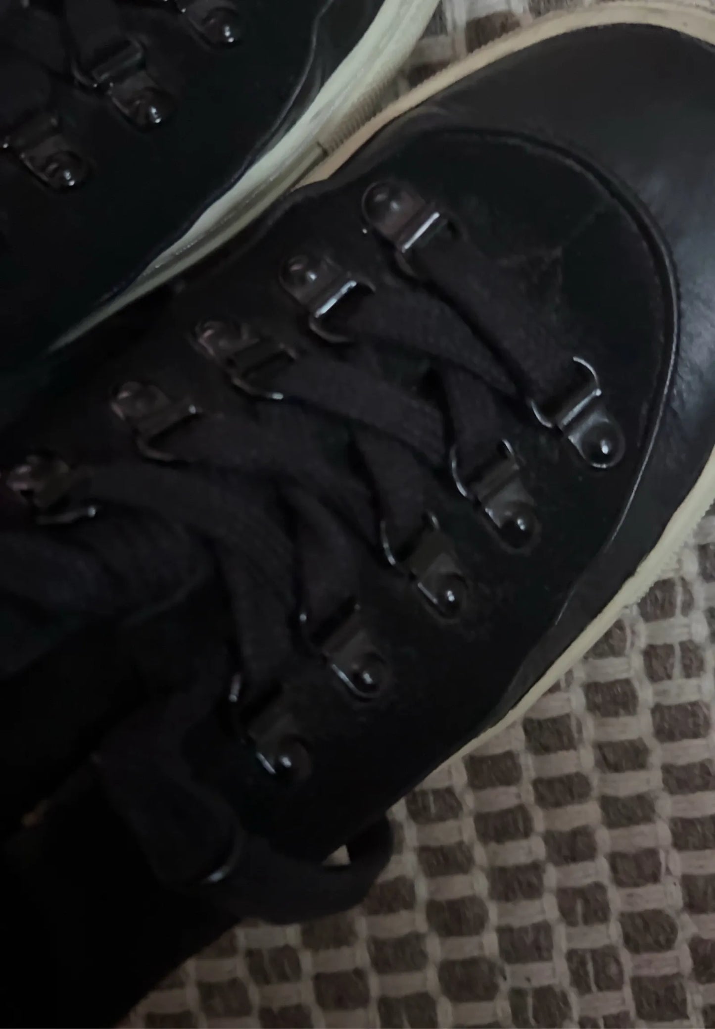 Rodebjer-skinnsneakers
