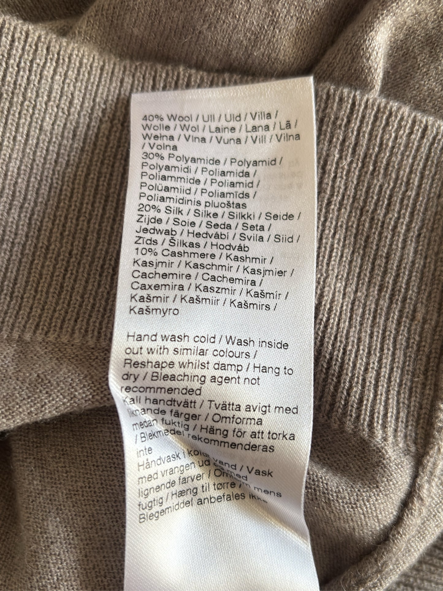 Filippa K Frayed R-neck-ulltröja NWOT