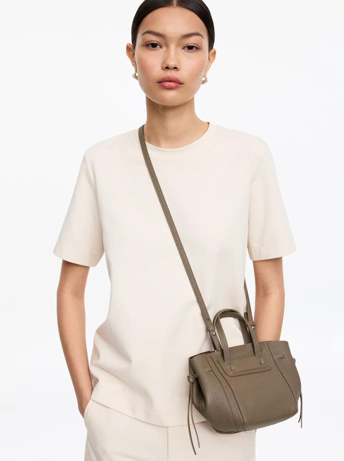 Arket Leather Khaki Green-skinnhandväska