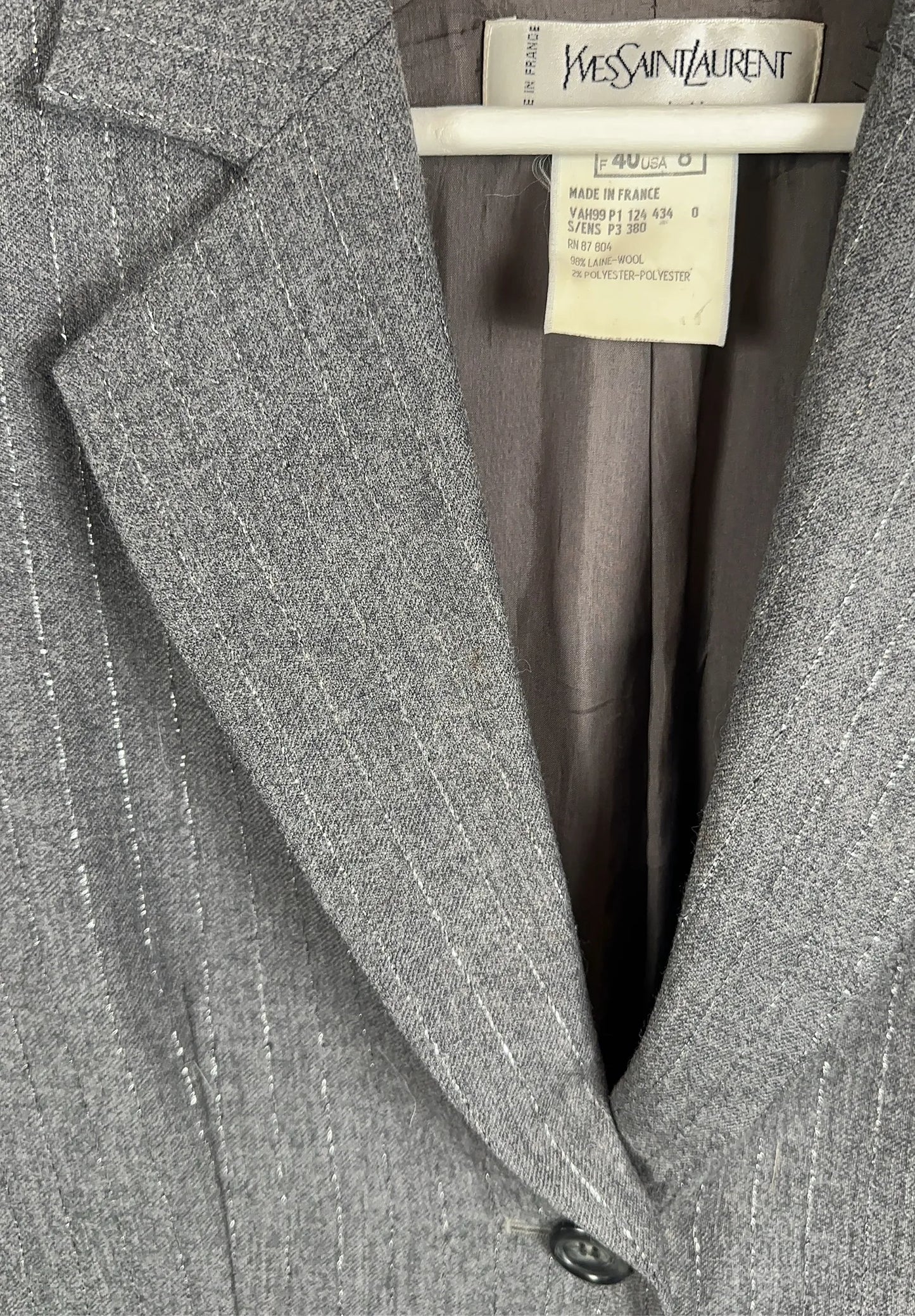 Yves Saint Laurent-ullkostym