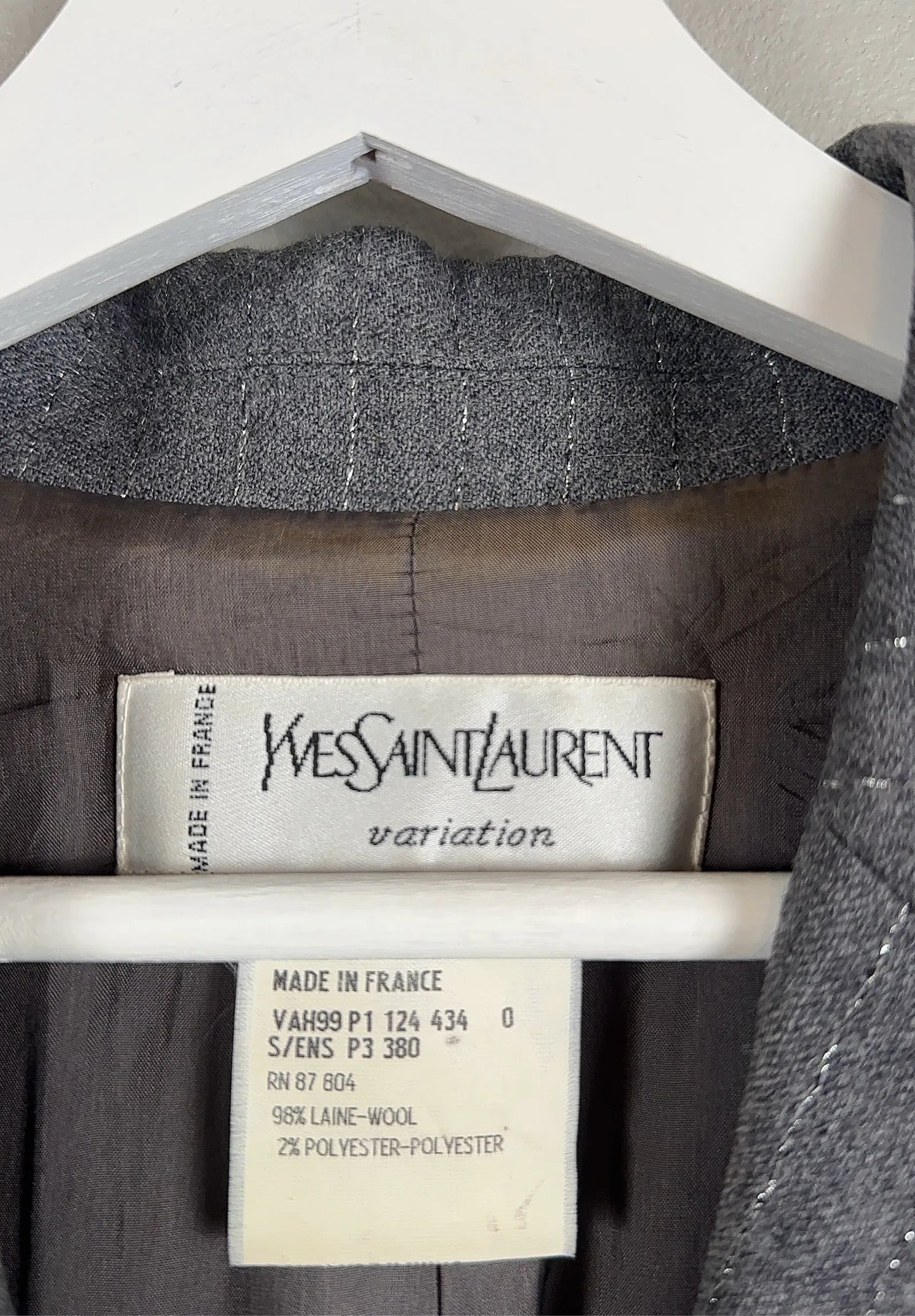 Yves Saint Laurent-ullkostym