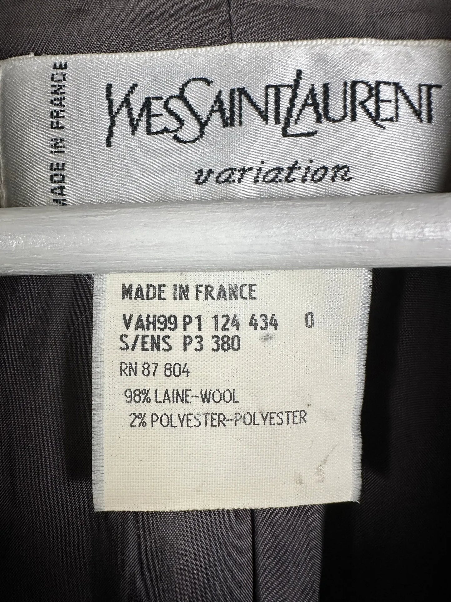 Yves Saint Laurent-ullkostym