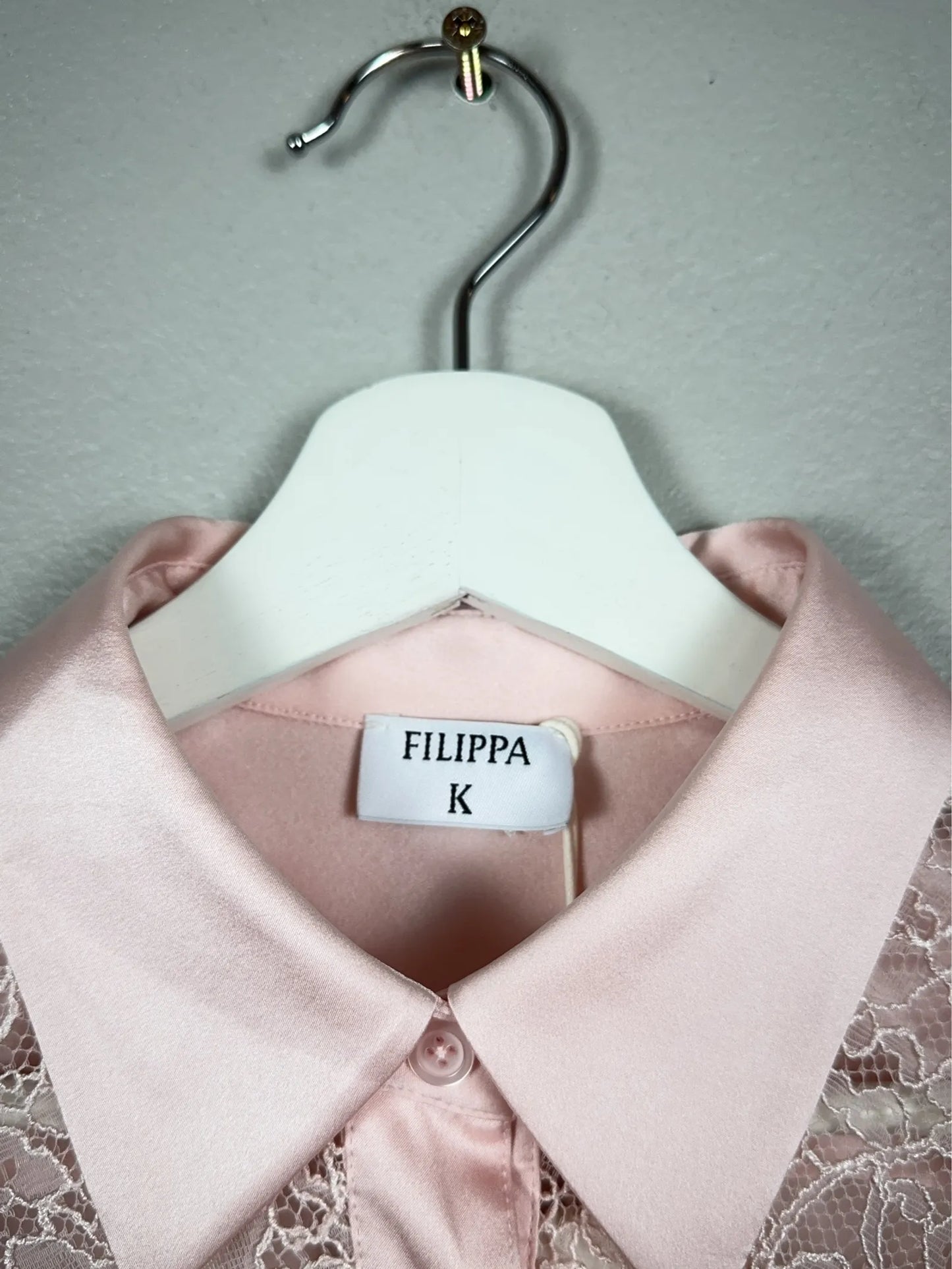 Filippa K V-detail Lace-sidenskjorta
