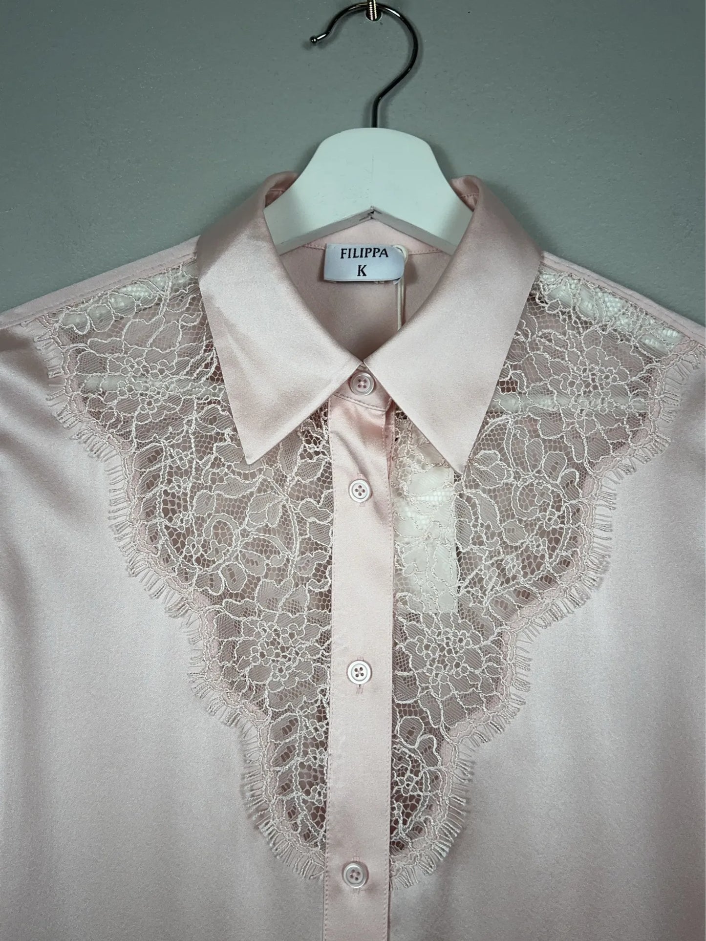 Filippa K V-detail Lace-sidenskjorta