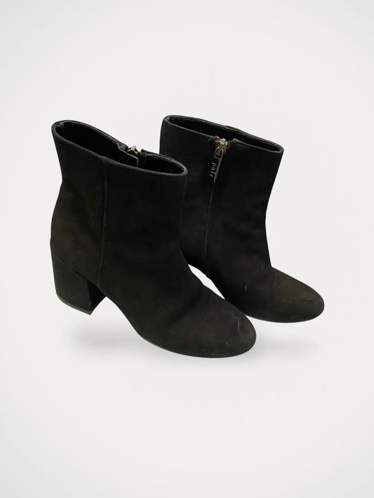 Apair-boots