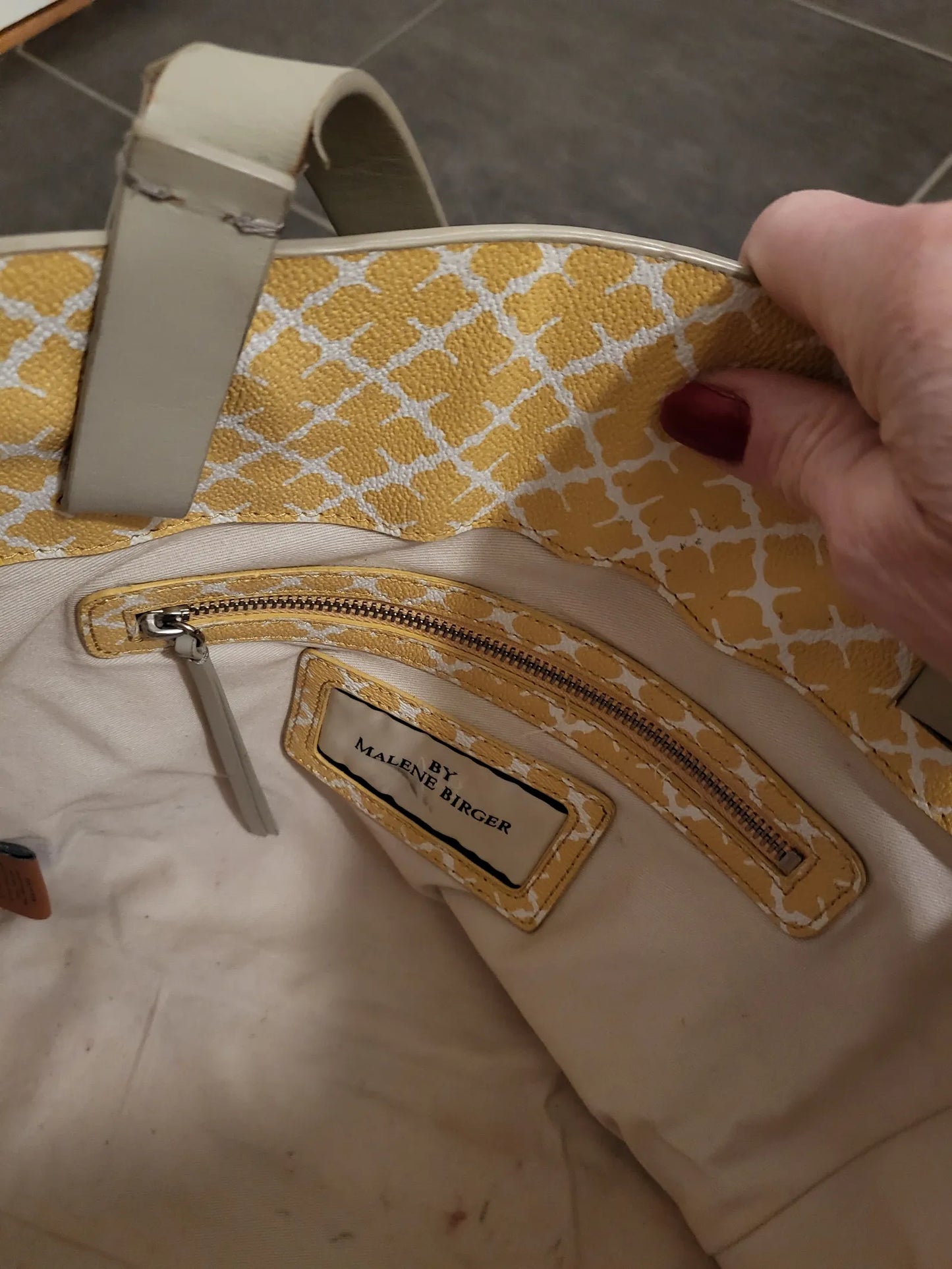 By Malene Birger Mariani-skinnhandväska
