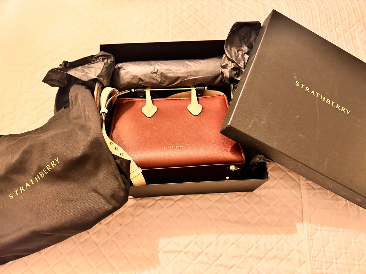 Strathberry Midi Tote I Färgen Burgundy/vanilla/navy Handbag