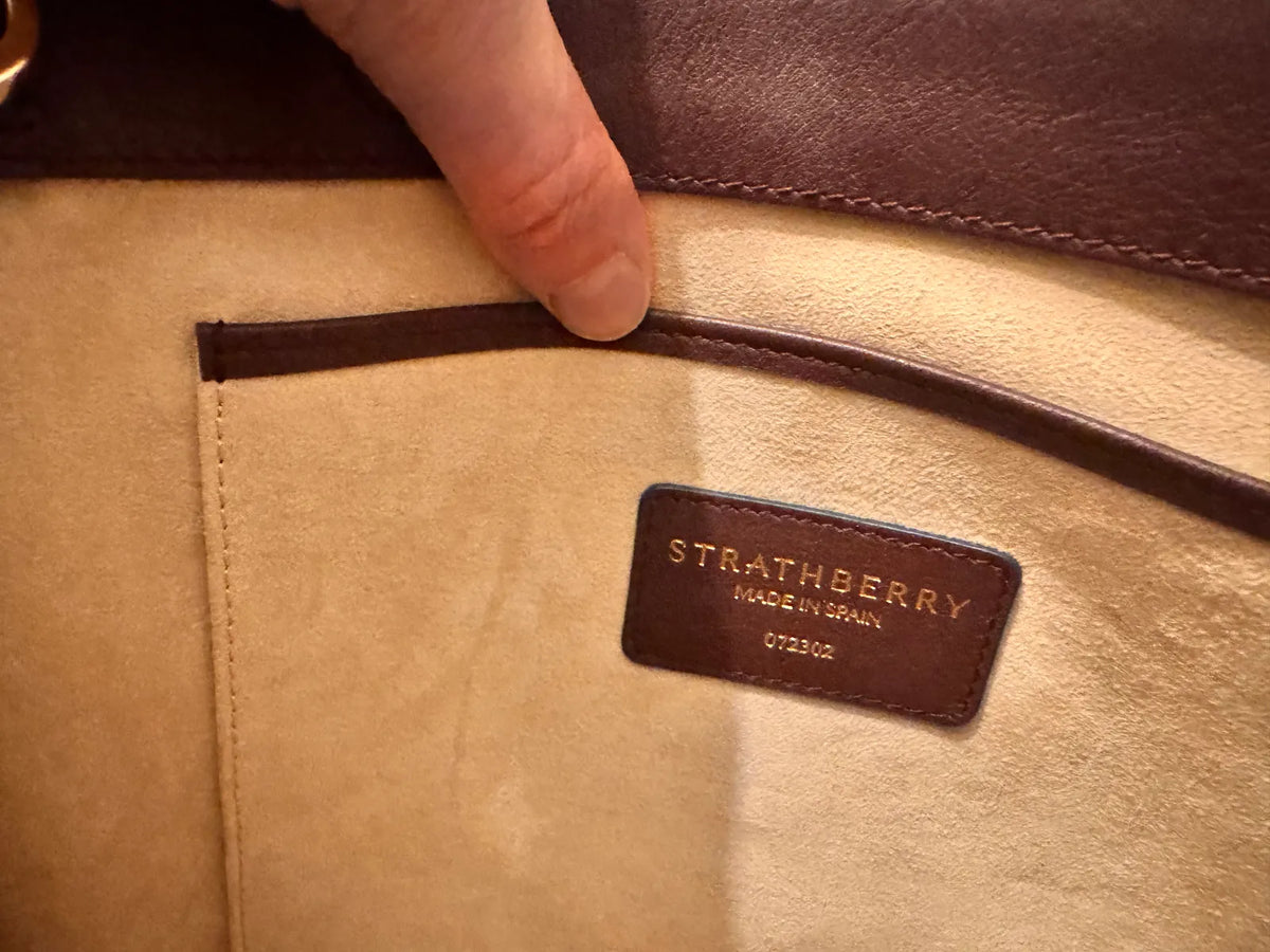 Strathberry Midi Tote I Färgen Burgundy/vanilla/navy Handbag