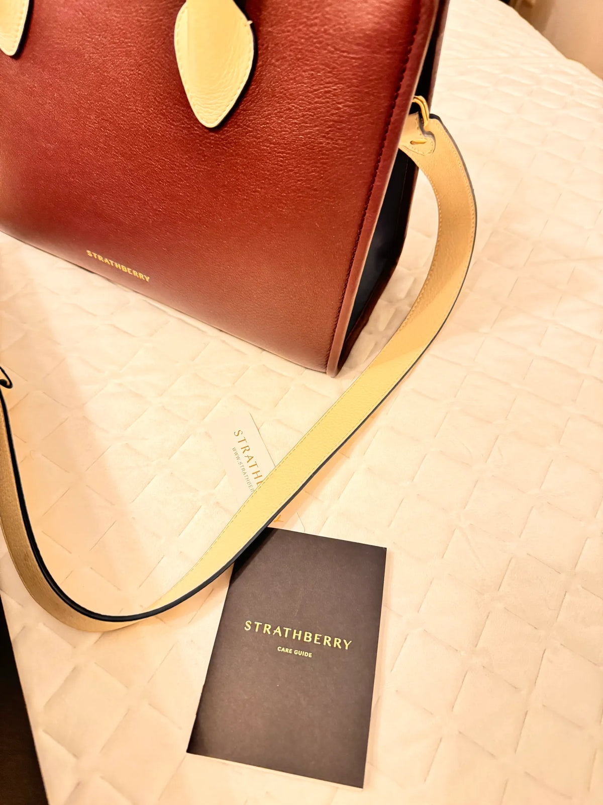 Strathberry Midi Tote I Färgen Burgundy/vanilla/navy Handbag