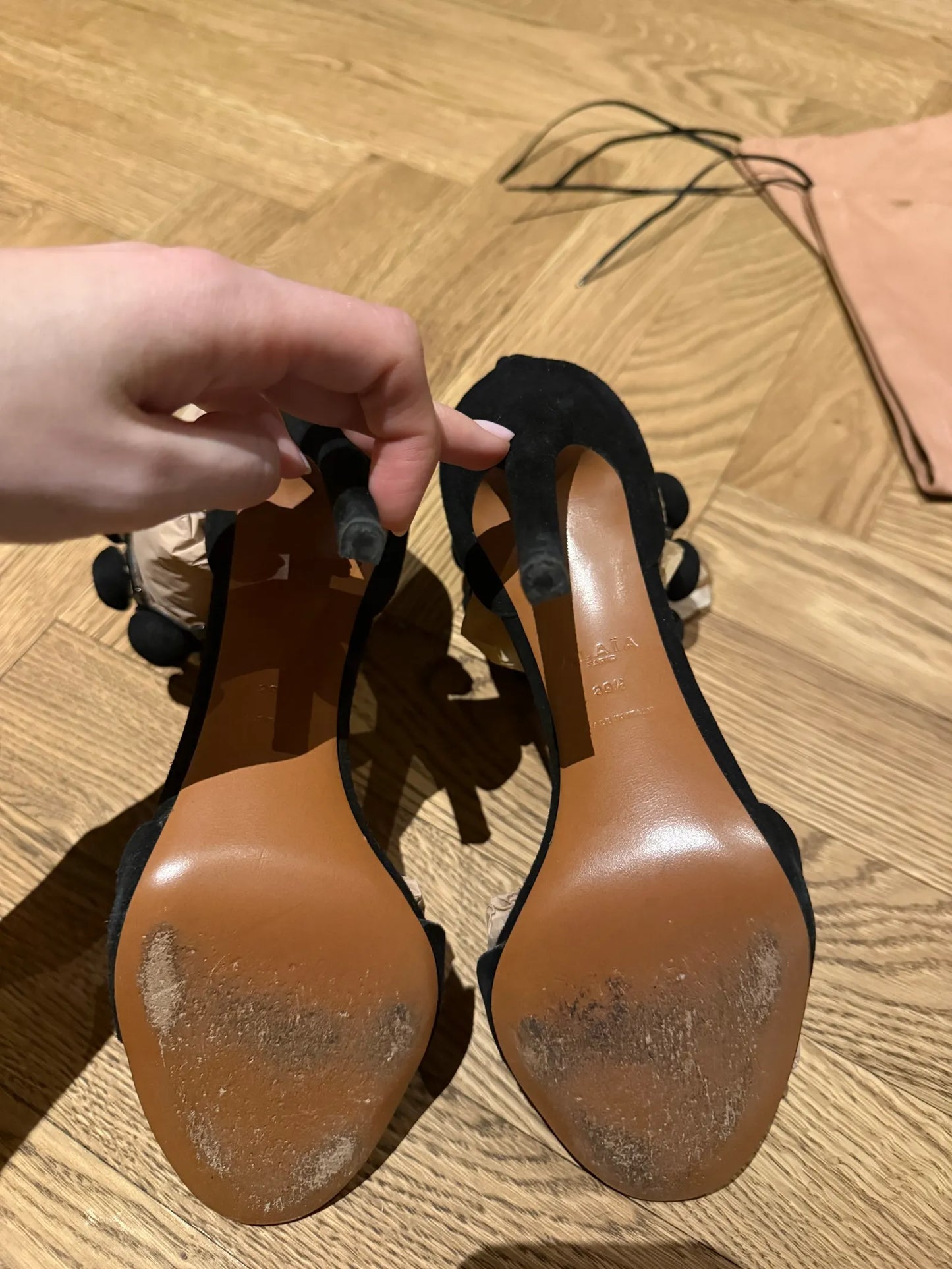 Alaïa La Bombe 90 Suede-skinnklackar