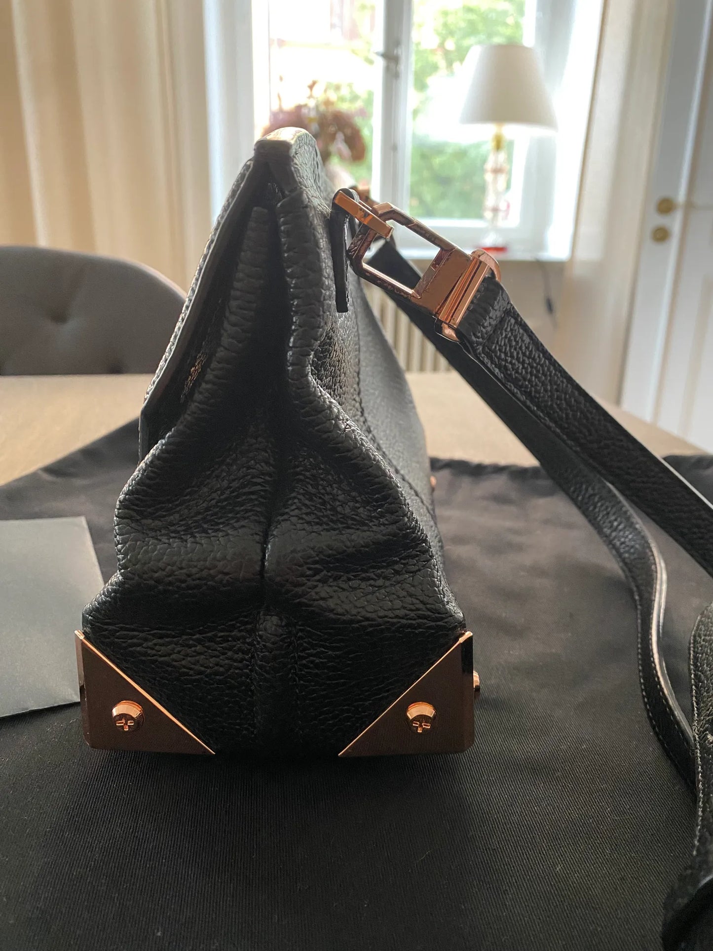 Alexander Wang-skinnaxelremsväska