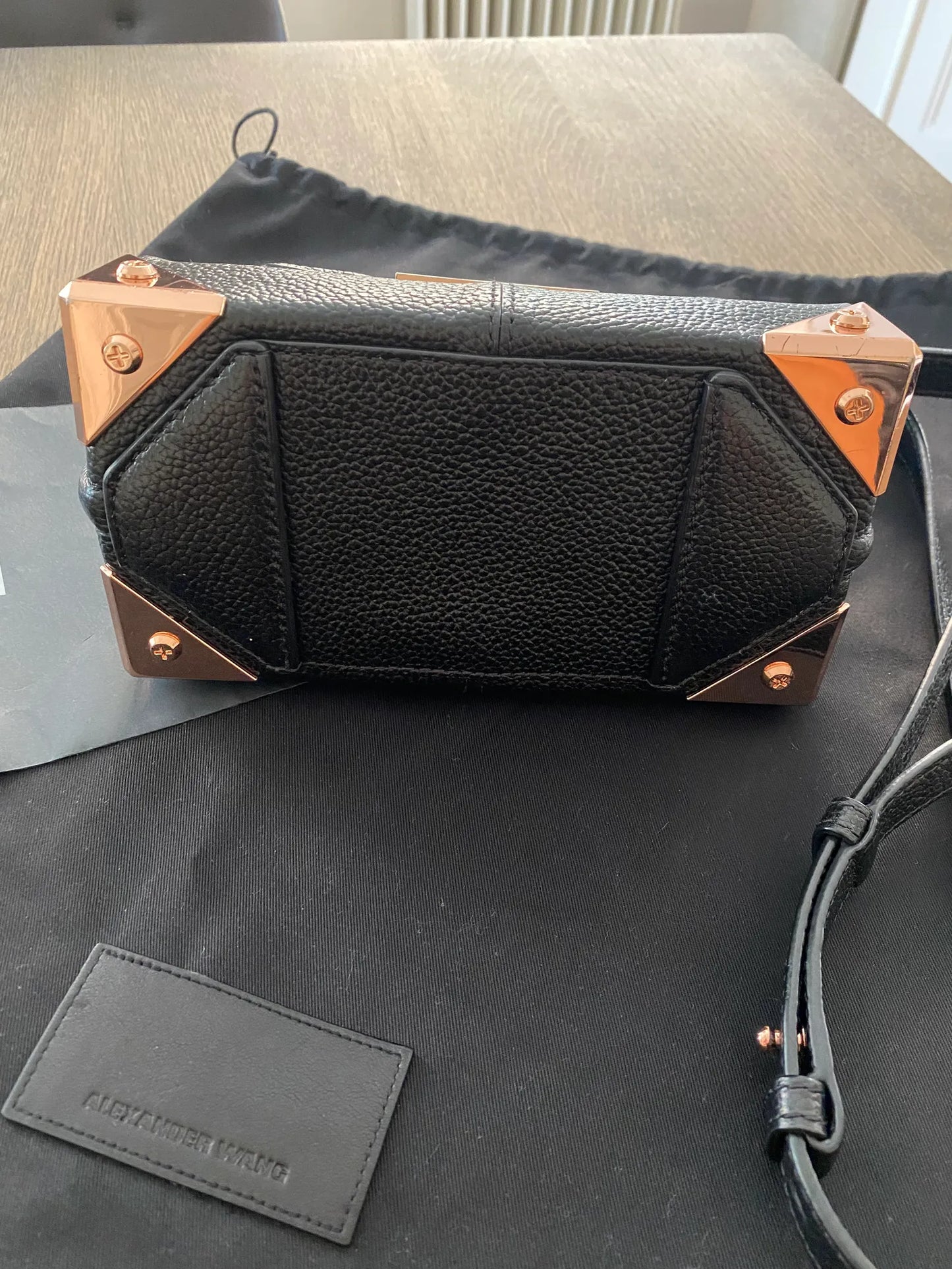 Alexander Wang-skinnaxelremsväska
