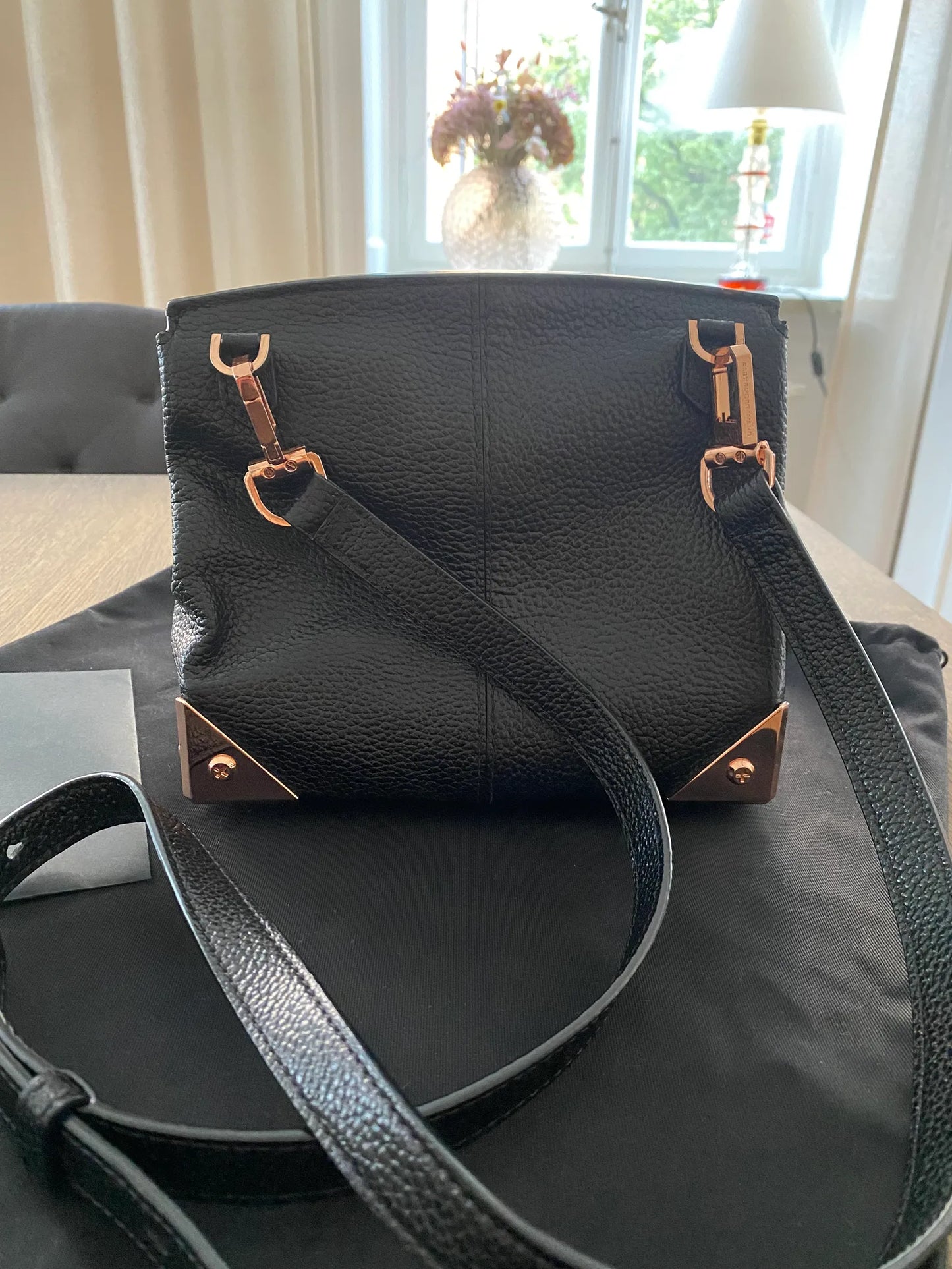 Alexander Wang-skinnaxelremsväska