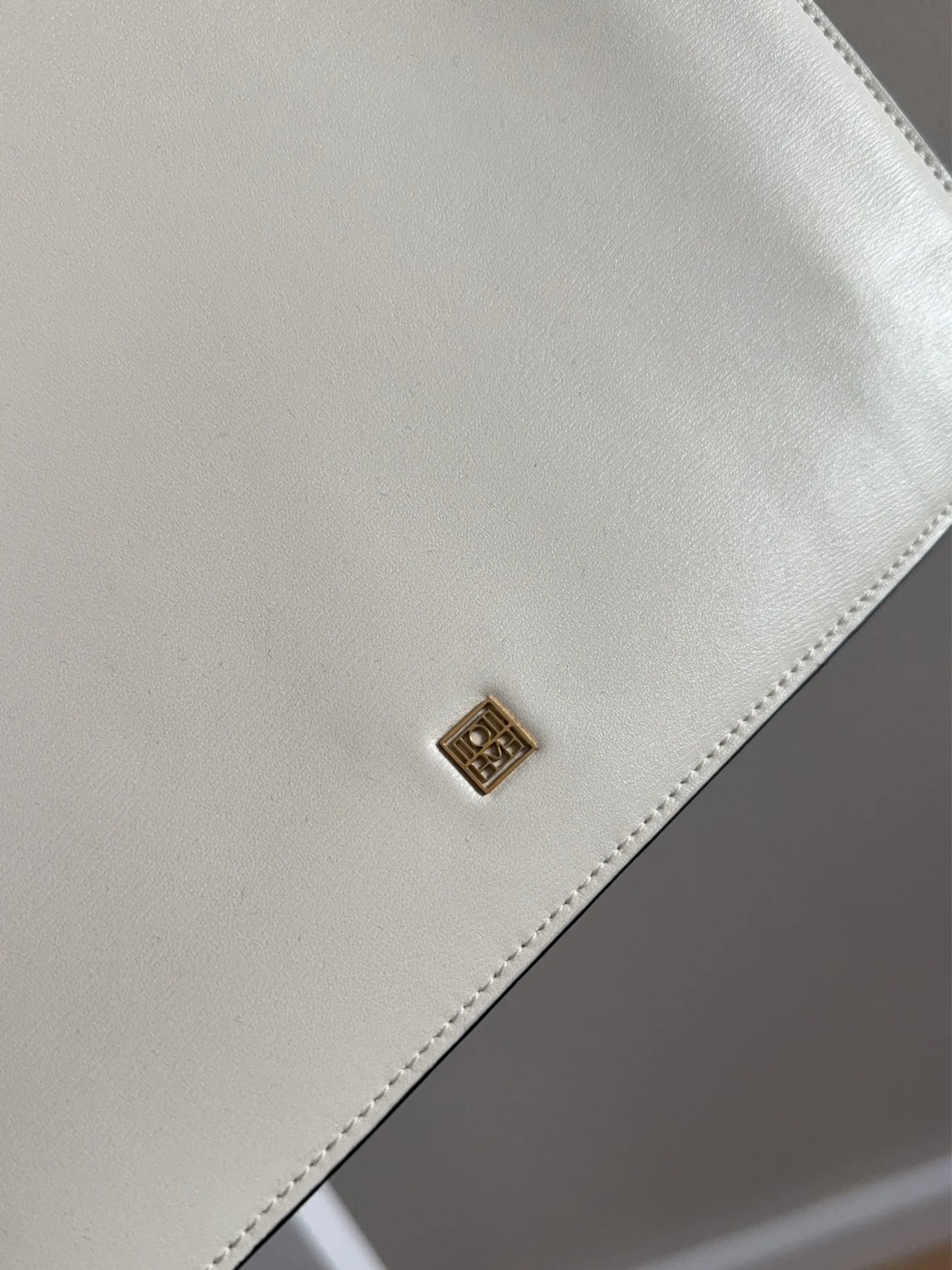 Toteme Slim Leather Tote-skinnaxelremsväska NWOT