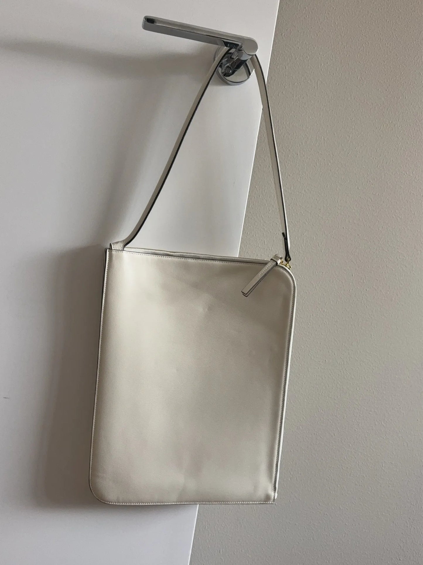 Toteme Slim Leather Tote-skinnaxelremsväska NWOT