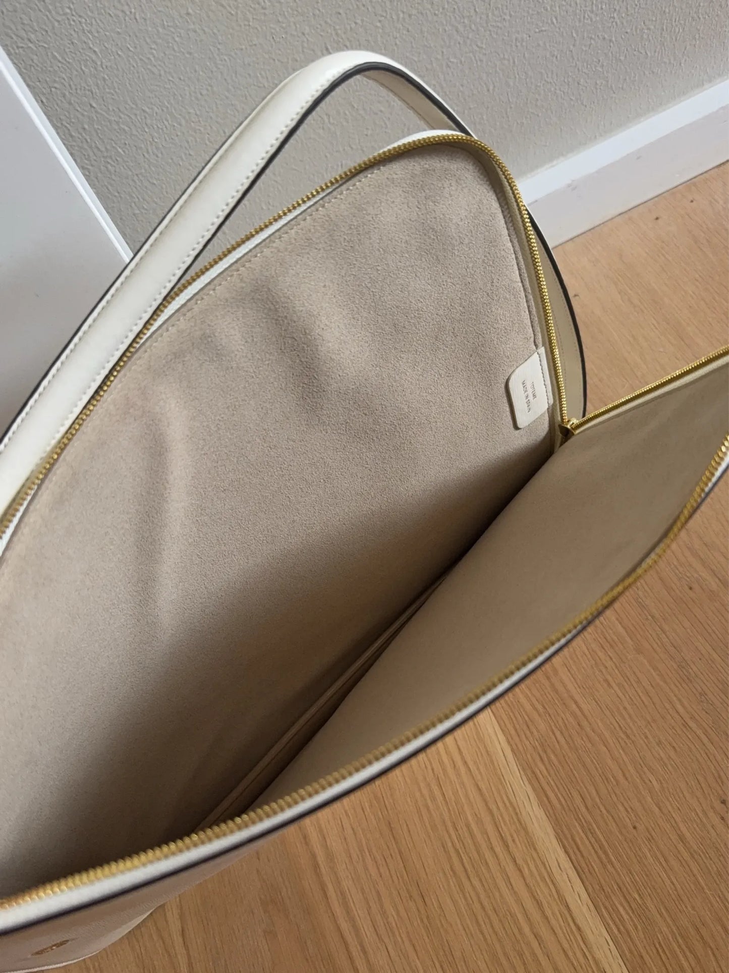 Toteme Slim Leather Tote-skinnaxelremsväska NWOT