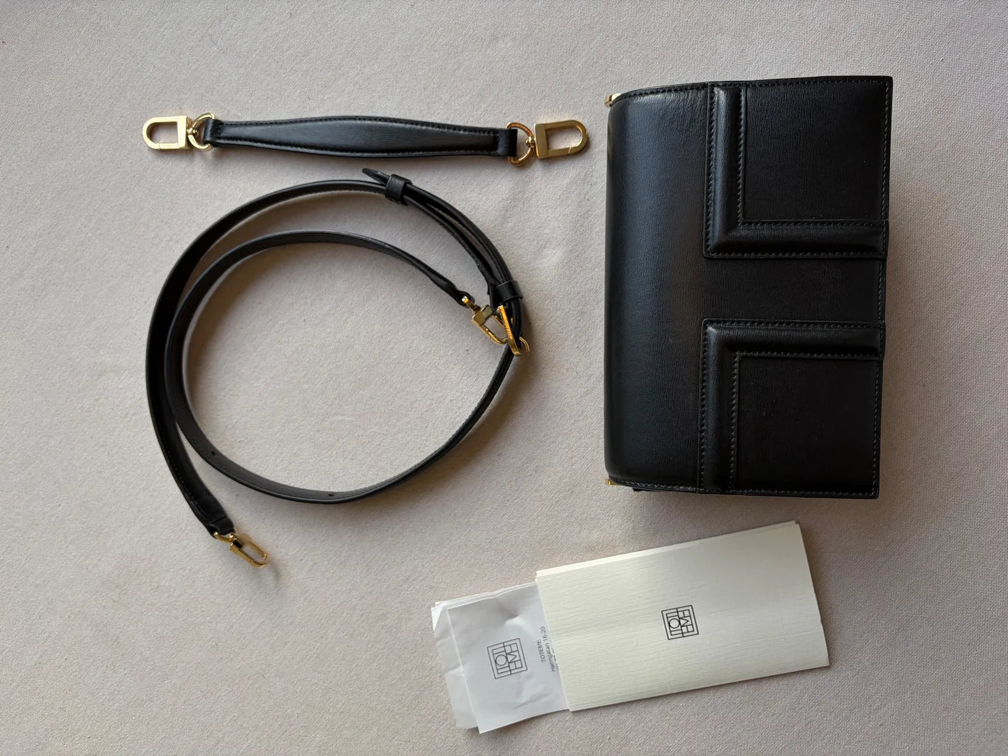 Toteme Totême Mini T-flap Leather-skinnaxelremsväska