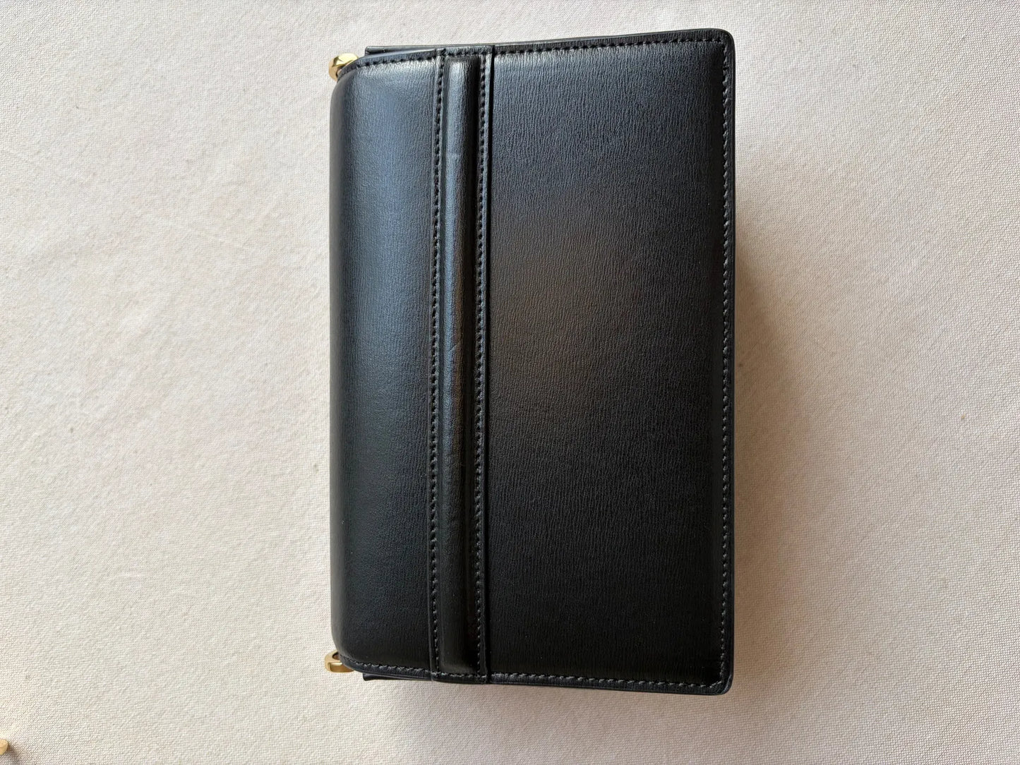 Toteme Totême Mini T-flap Leather-skinnaxelremsväska