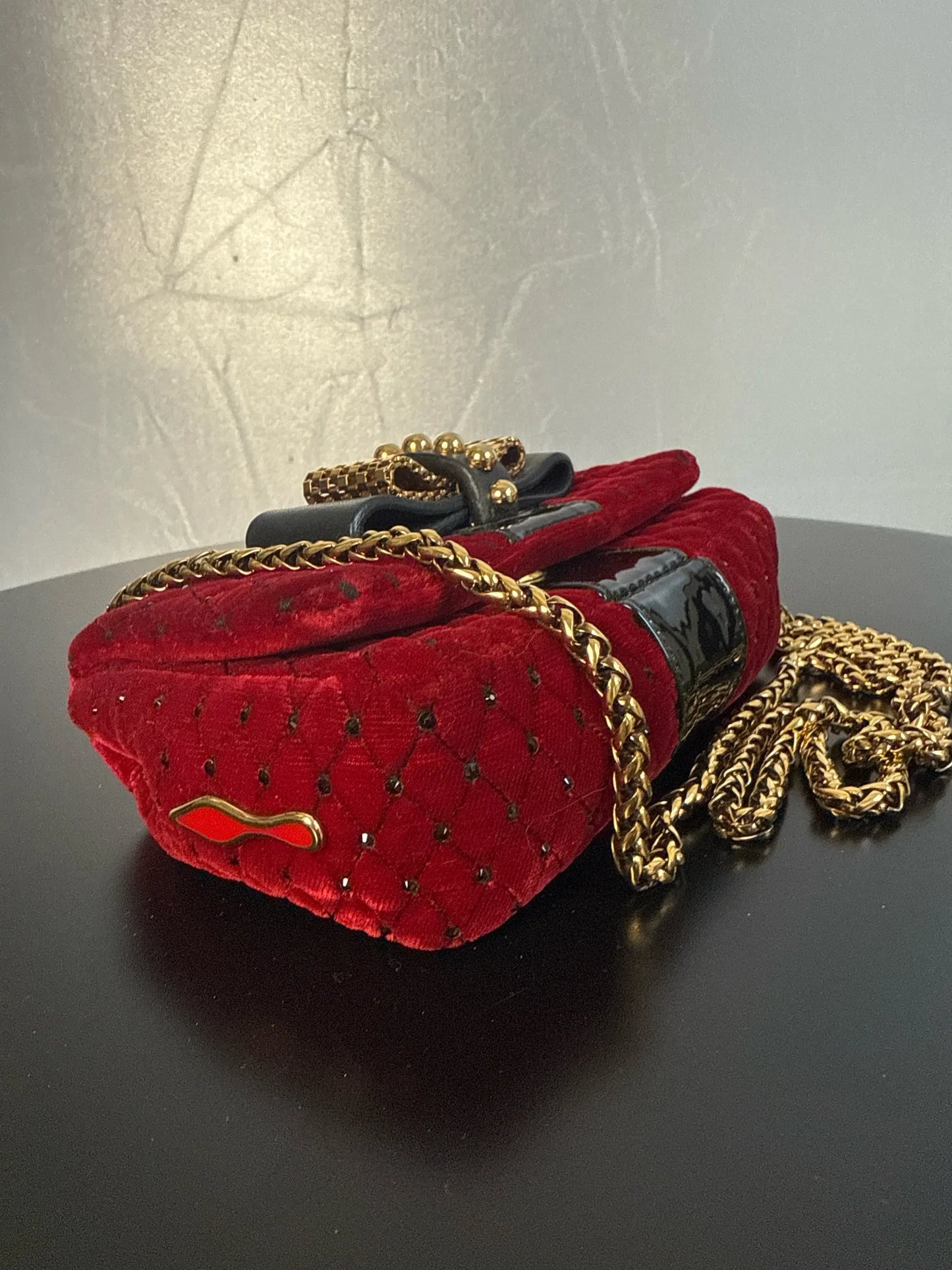 Christian Louboutin-axelremsväska